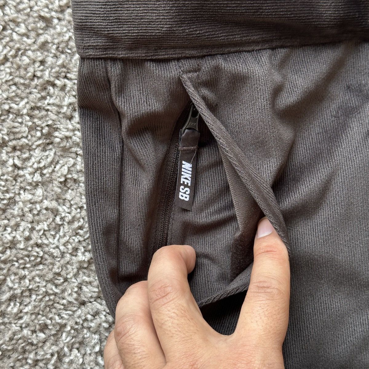 Nike SB NIKE SB DRI FIT VELVET CORDUROY SKATEBOARDING SHORTS LARGE Size US 36 / EU 52 - 6 Thumbnail