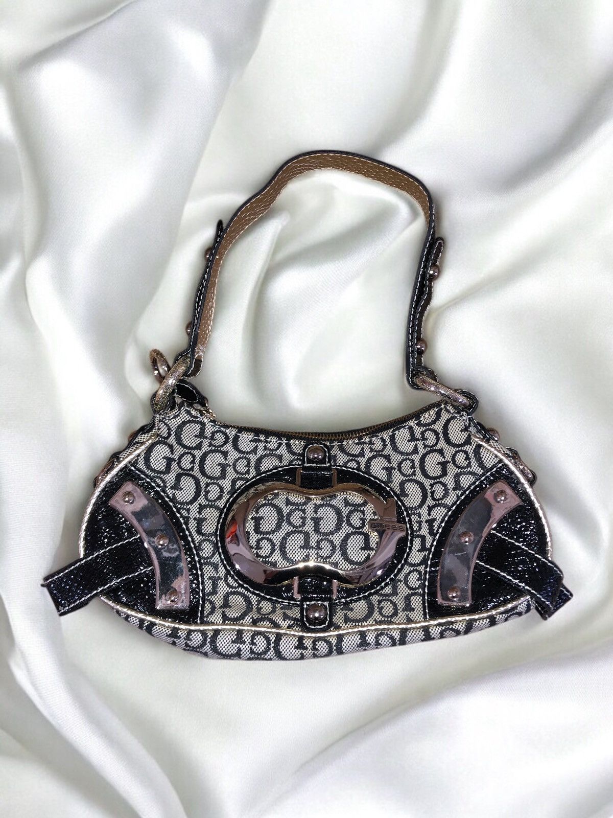 Guess GUESS Vintage 90s 2000s Y2k Signature Shoulder Bag Size ONE SIZE - 1 Thumbnail