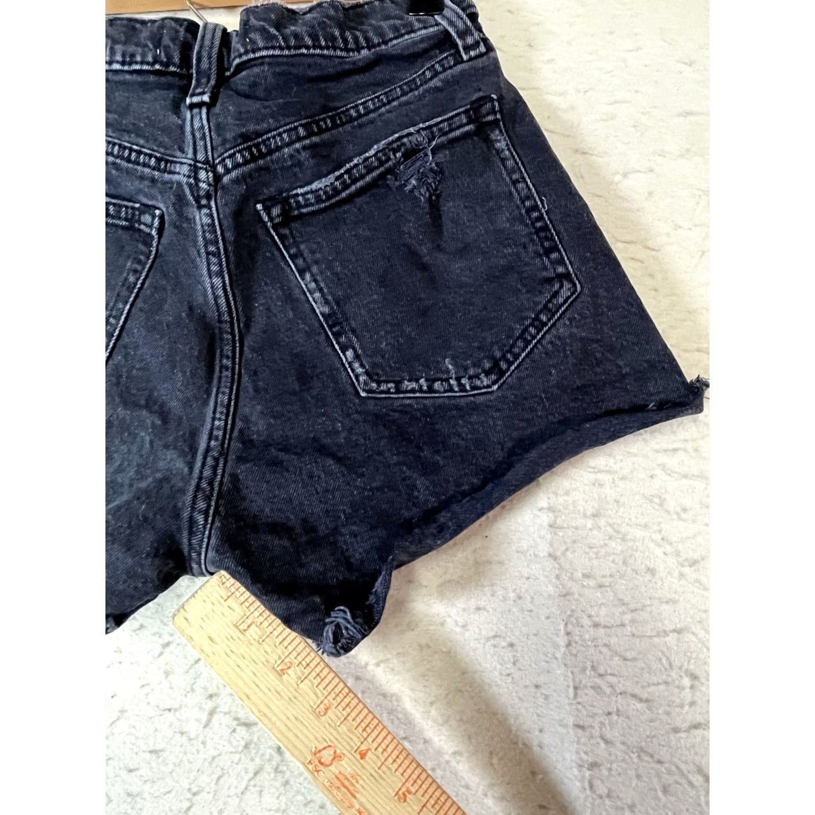 Abercrombie & Fitch Abercrombie & Fitch The Mom Short High Rise Black Denim Cutoff Shorts Size 25/0 Womens Regular 5-Pocket Grunge Casual Streetwear Size 42" / US 20 - 5 Thumbnail