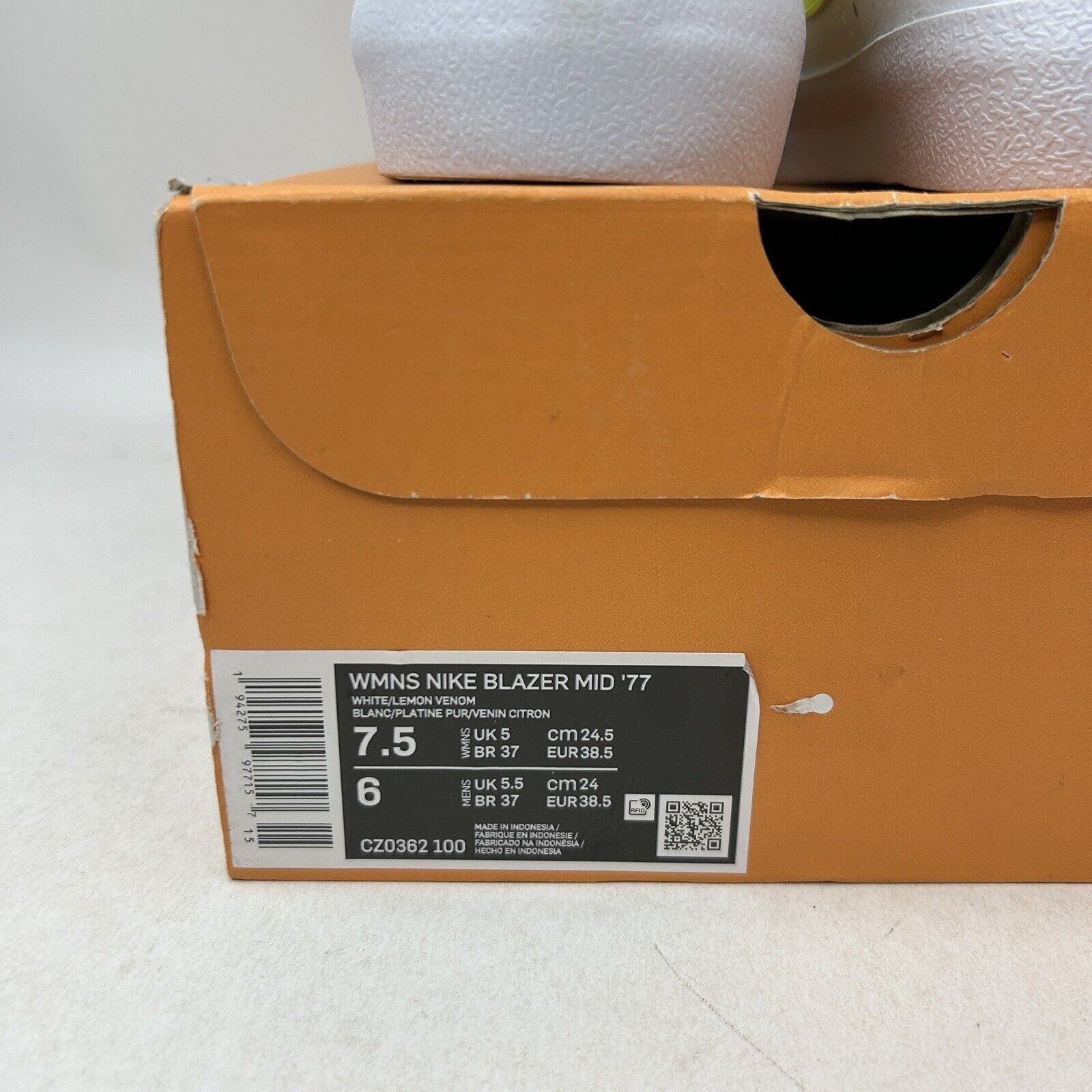 Nike Nike Blazer Mid '77 WMNS “White Lemon Venom” 2024 Size US 7.5 / IT 37.5 - 5 Thumbnail