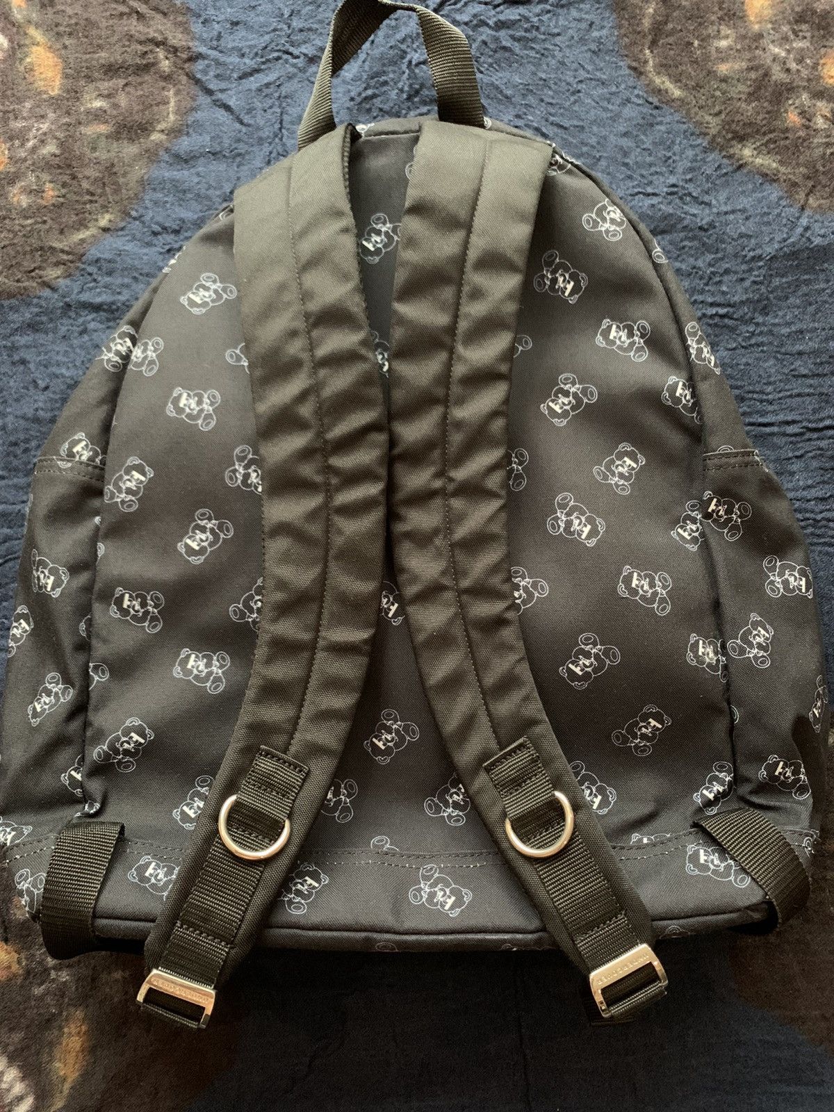 Jun Takahashi Undercover Jun Takahashi Blindfolded Bear Graphic Backpack Size ONE SIZE - 2 Thumbnail