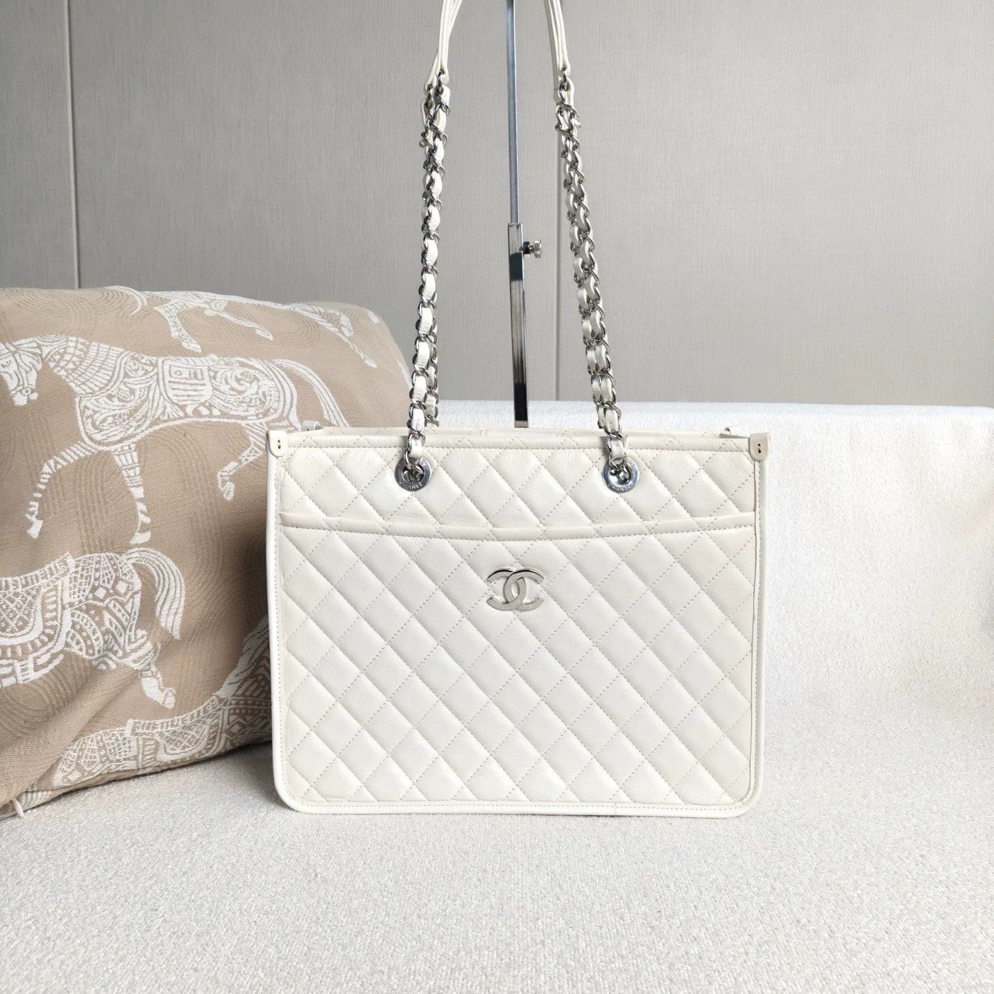 Chanel Pre-loved Bag Very good condition Size ONE SIZE - 1 Thumbnail