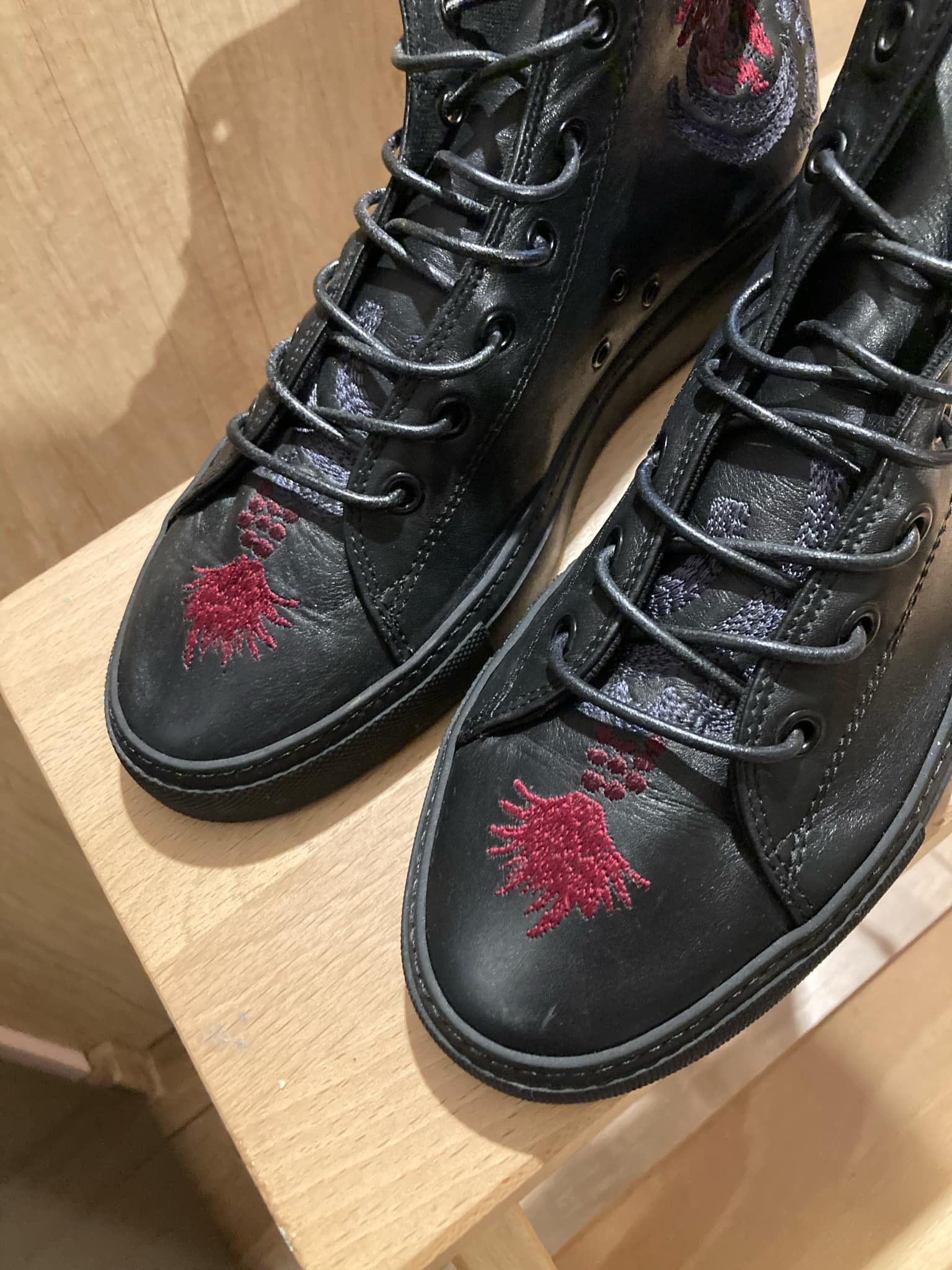 Gucci Gucci TomFord Leather Hi-Top ChuckTaylors Dragon Embroidered Size US 8.5 / IT 38.5 - 2 Thumbnail