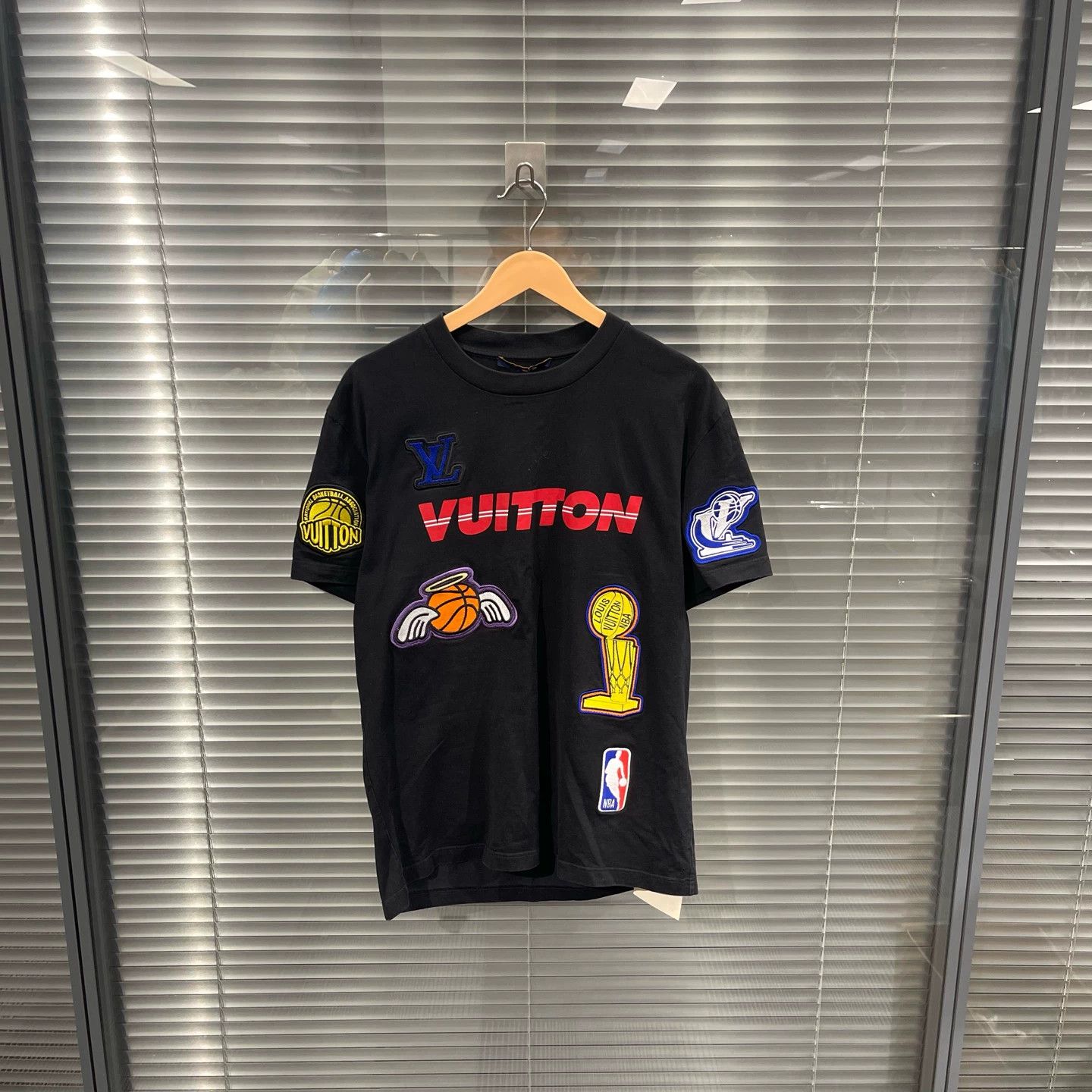 Louis Vuitton Louis Vuitton x NBA Letter Print S/S Tee M 95 New Size US M / EU 48-50 / 2 - 1 Thumbnail