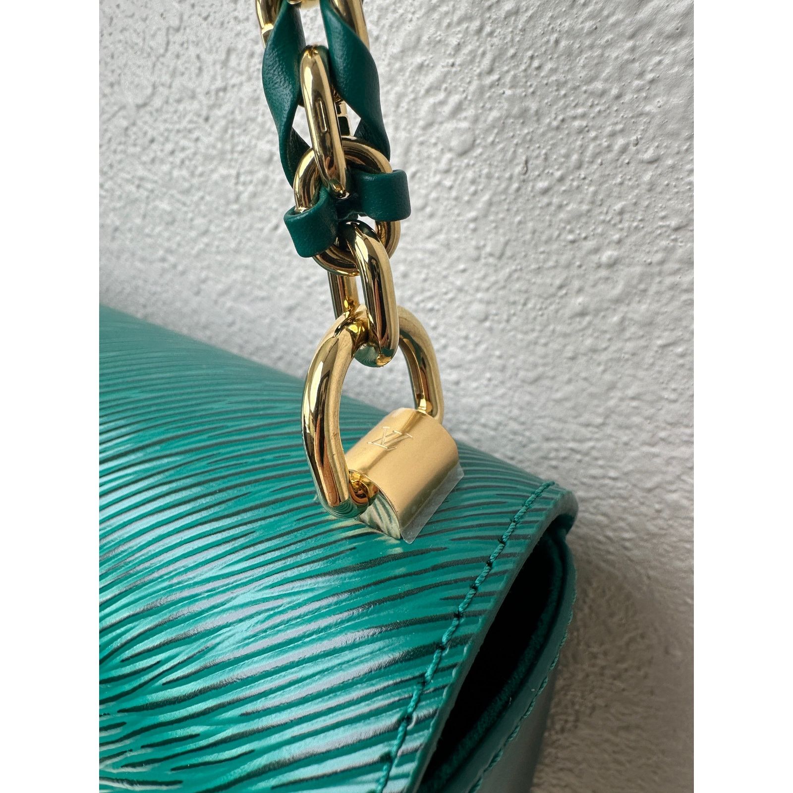 Louis Vuitton Louis Vuitton Twist MM Shoulder Bag – Emerald Epi Leather Size ONE SIZE - 7 Thumbnail