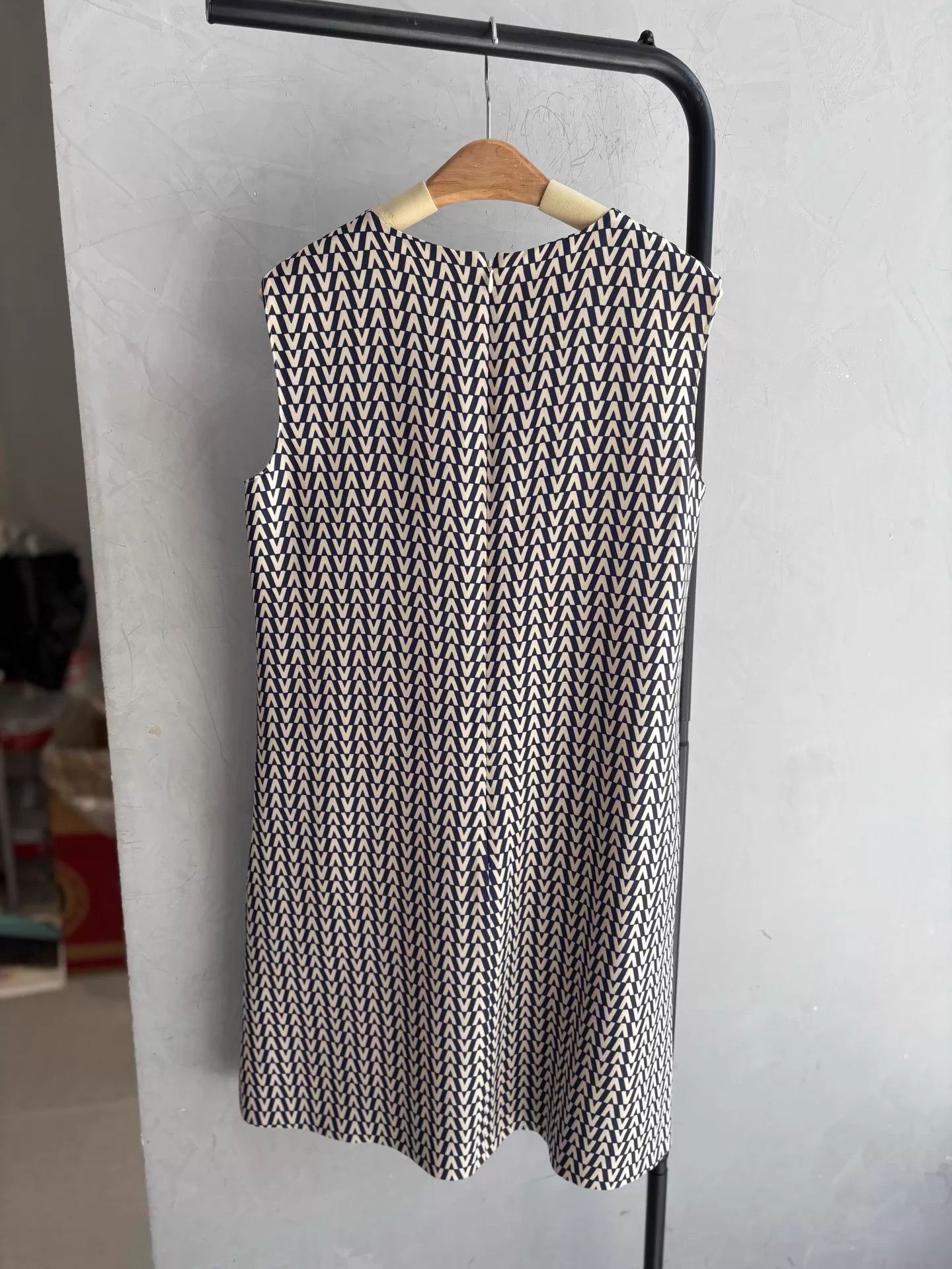 Valentino Valentino Black & White V-Logo Wool-Silk Sleeveless Dress 40 Size S / US 4 / IT 40 - 4 Thumbnail