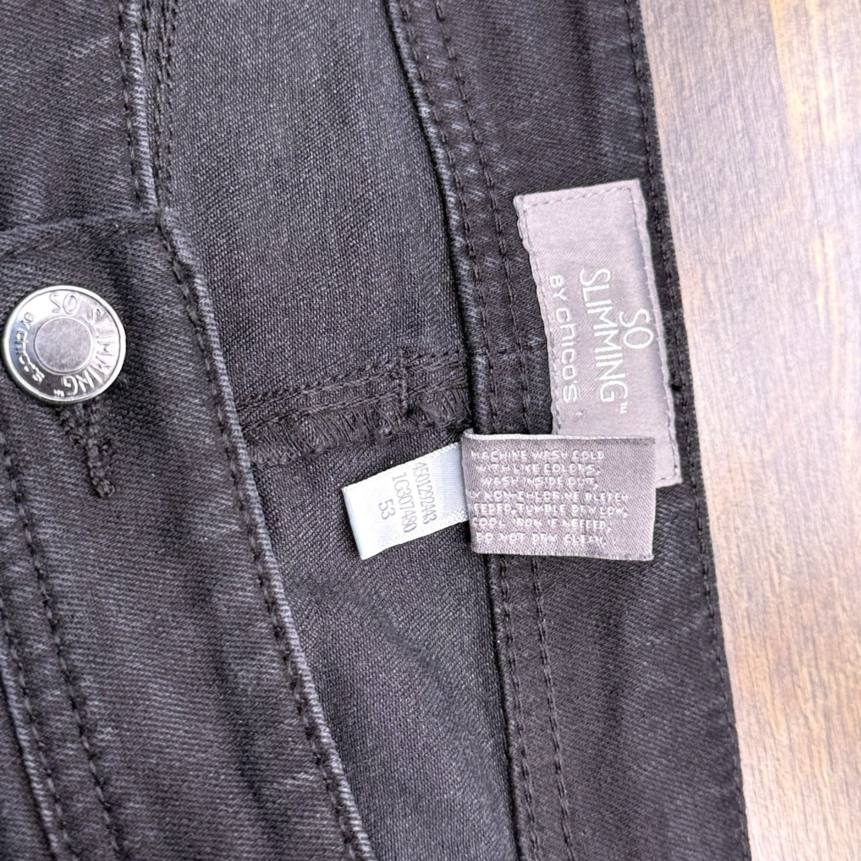 Vintage Chicos Slimming Bootcut Jeans Womens 2.5 Short Black Denim Jeans Slimming Rise Mid 8.5-10.5 5-Pocket City Logo Button Zip Womens Size 26" / US 2 / IT 38 - 5 Thumbnail