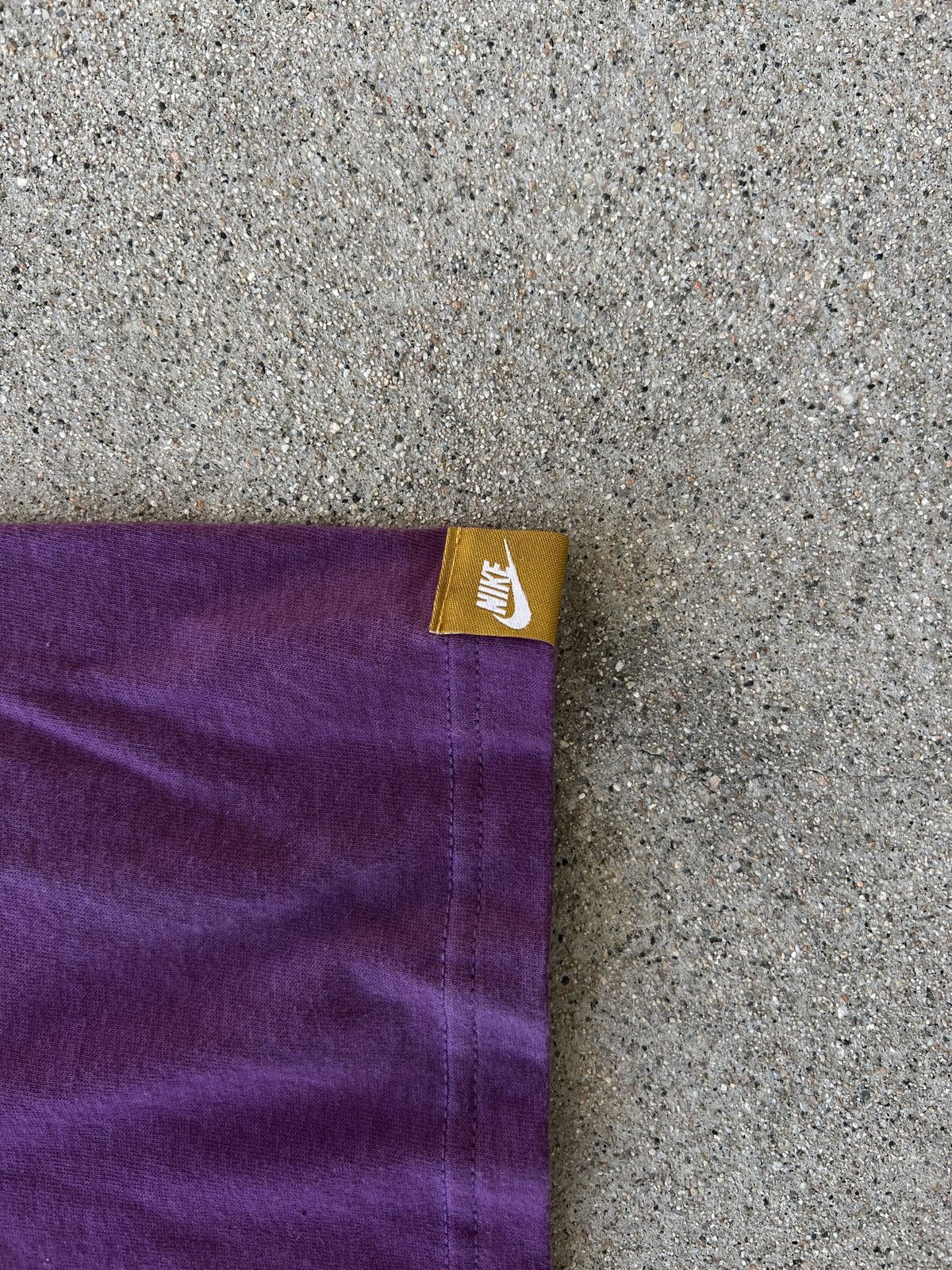 Nike Vintage 2000s Nike Purple/Gold “NIKE” Logo Check Tee Size XL Size US L / EU 52-54 / 3 - 5 Thumbnail