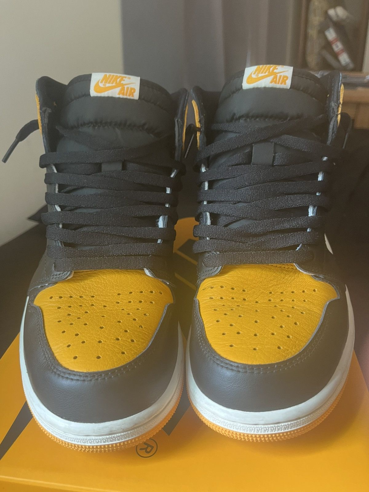 Jordan Brand Jordan 1 Retro Mid “Taxi” Size US 11 / EU 44 - 4 Thumbnail
