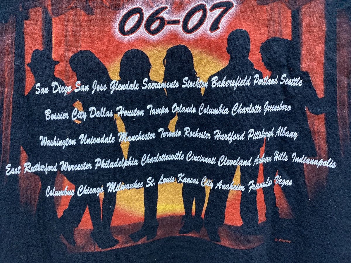 Vintage HIGH SCHOOL MUSICAL THE CONCERT TSHIRT Size US M / EU 48-50 / 2 - 8 Thumbnail