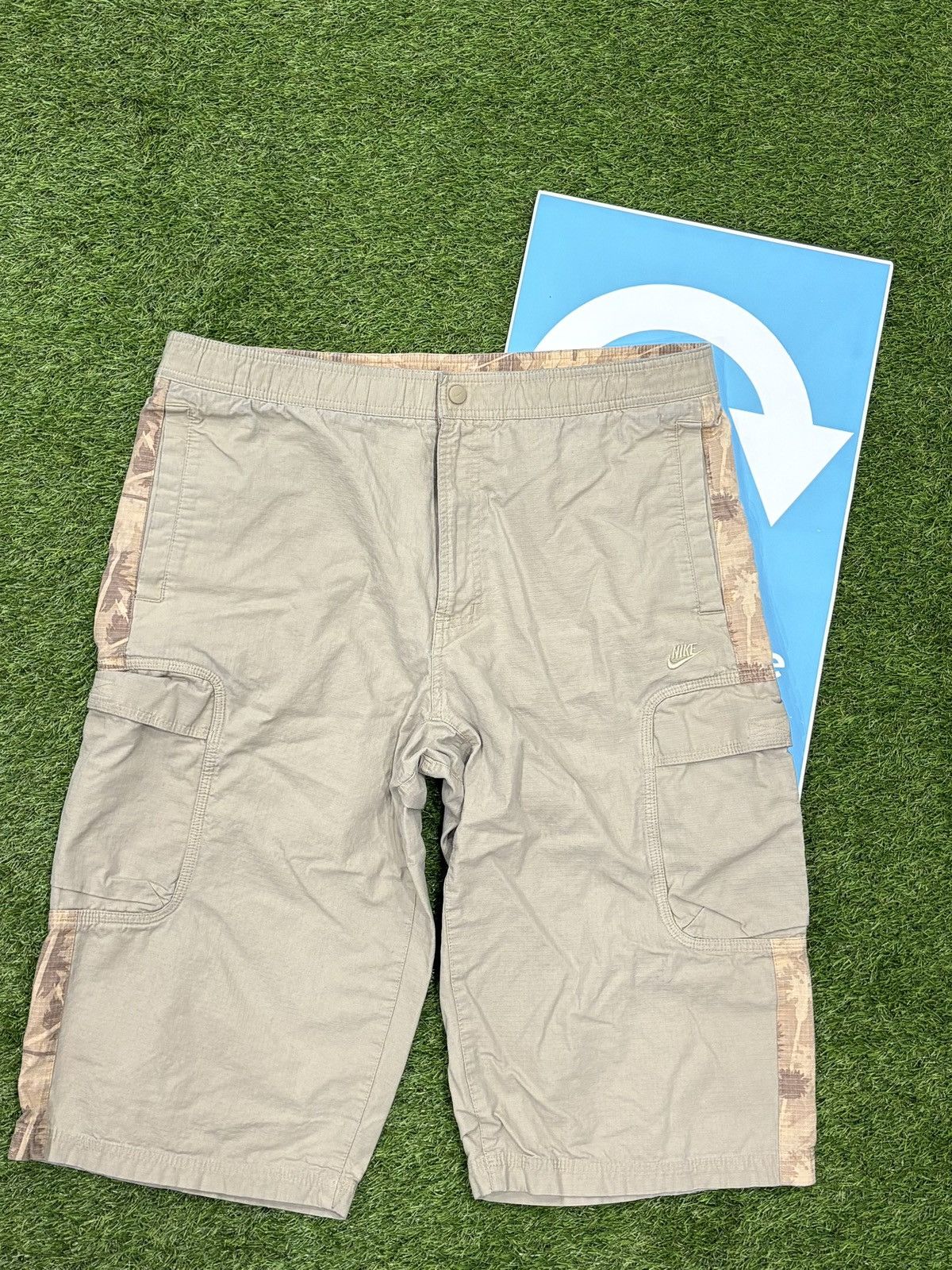 Nike VINTAGE Y2K SUPER RARE NIKE LONG CARGO SHORTS Size US 34 / EU 50 - 1 Thumbnail