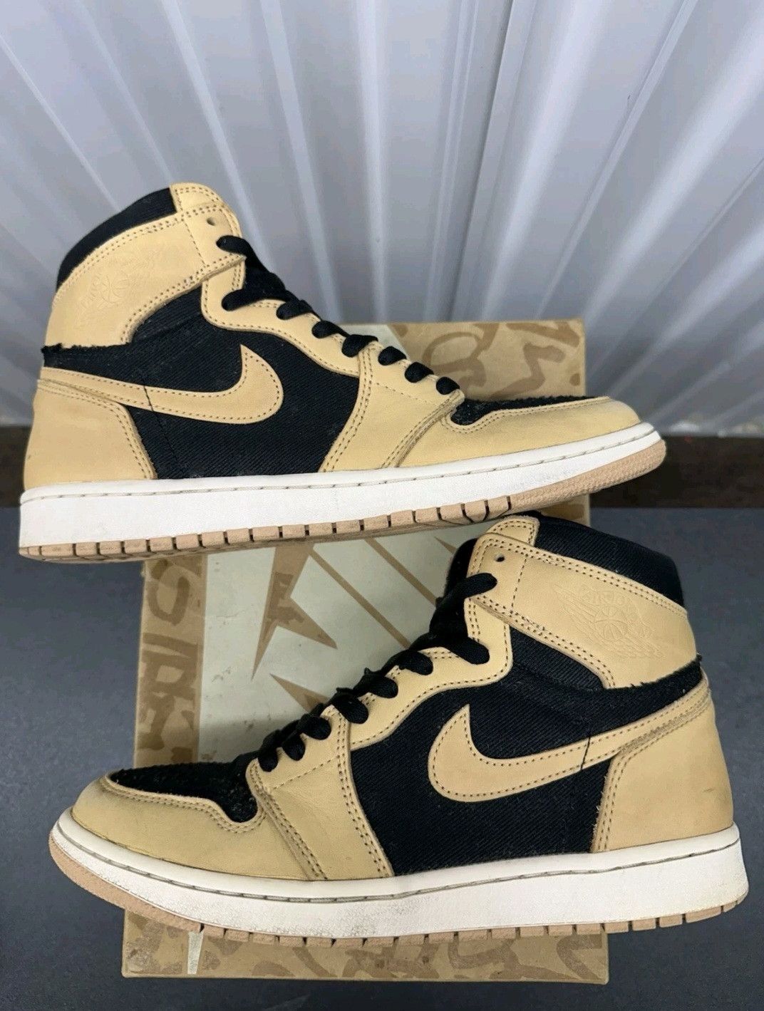 Jordan Brand Nike Air Jordan Retro 1 High OG Heirloom Size 9 Men Size US 9 / EU 42 - 3 Thumbnail