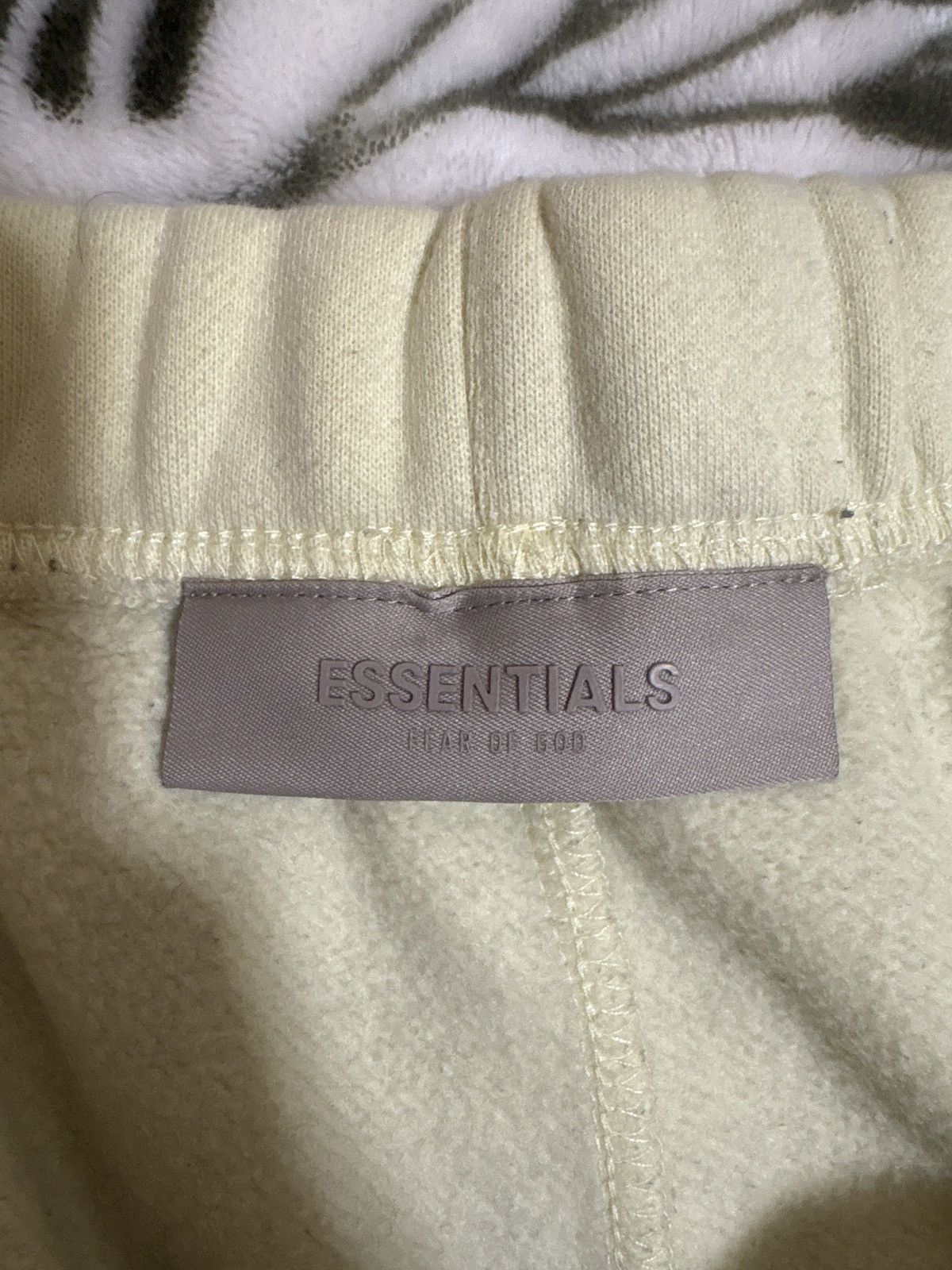 Essentials Fear of God Essentials Sweatpants Cream Size US 34 / EU 50 - 3 Thumbnail