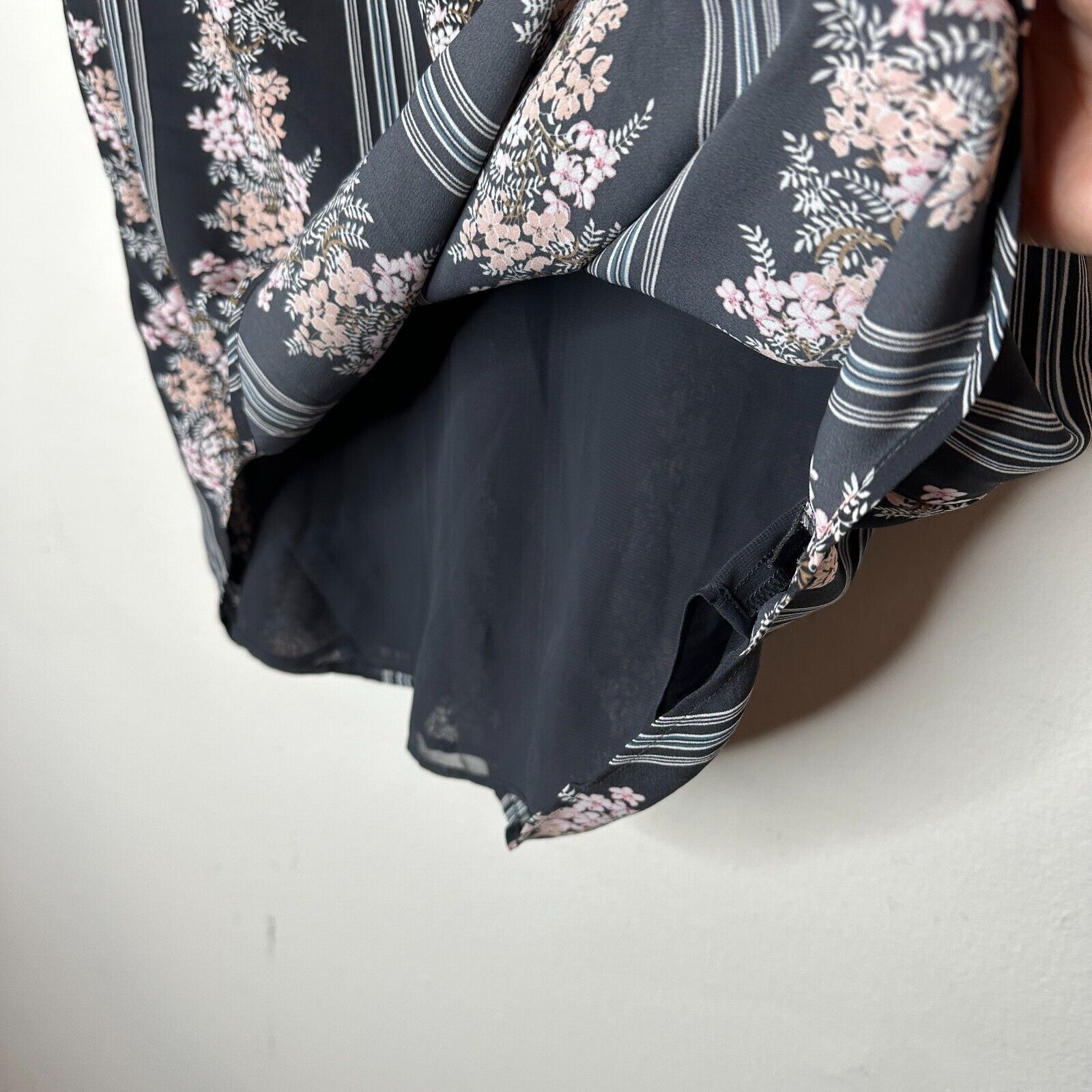 Loft Loft Gray Pink Floral Stripe VNeck Halter Sleeveless Top XSP Size XS / US 0-2 / IT 36-38 - 6 Thumbnail