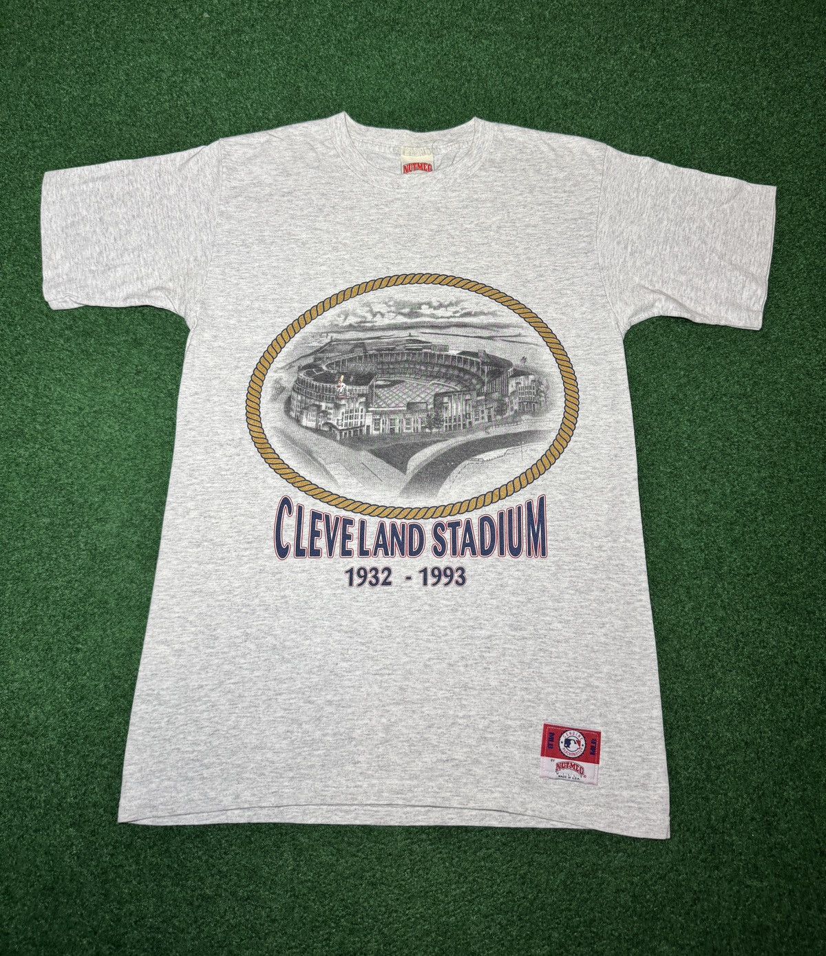 Nutmeg Vintage 90s Cleveland Indians Stadium Nutmeg M/L T Shirt Size US L / EU 52-54 / 3 - 1 Thumbnail