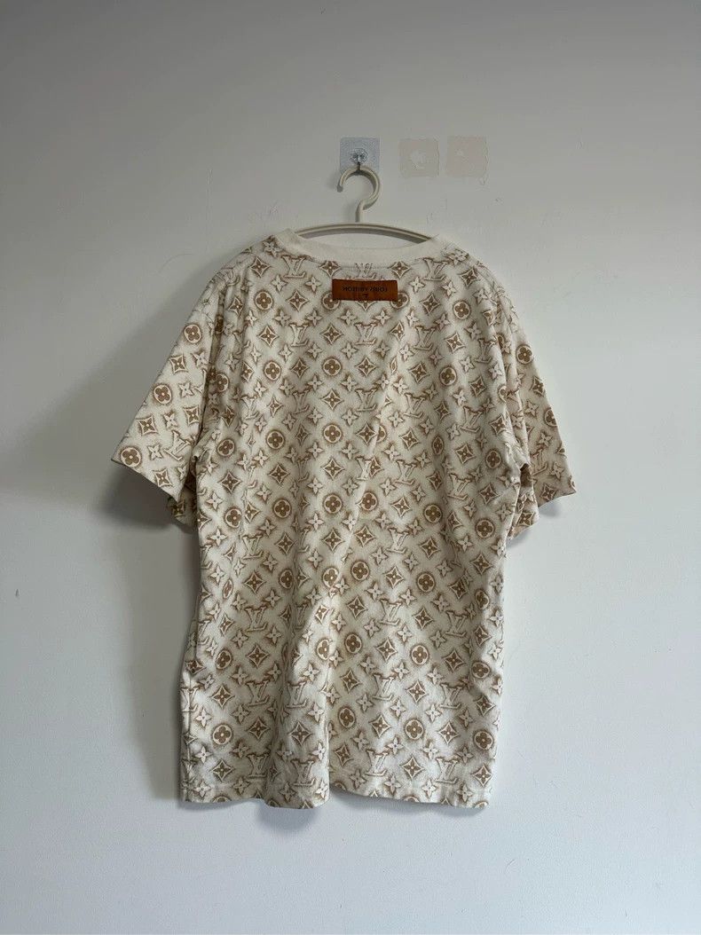 Louis Vuitton Louis Vuitton Beige full logo short sleeves Size US XL / EU 56 / 4 - 2 Thumbnail