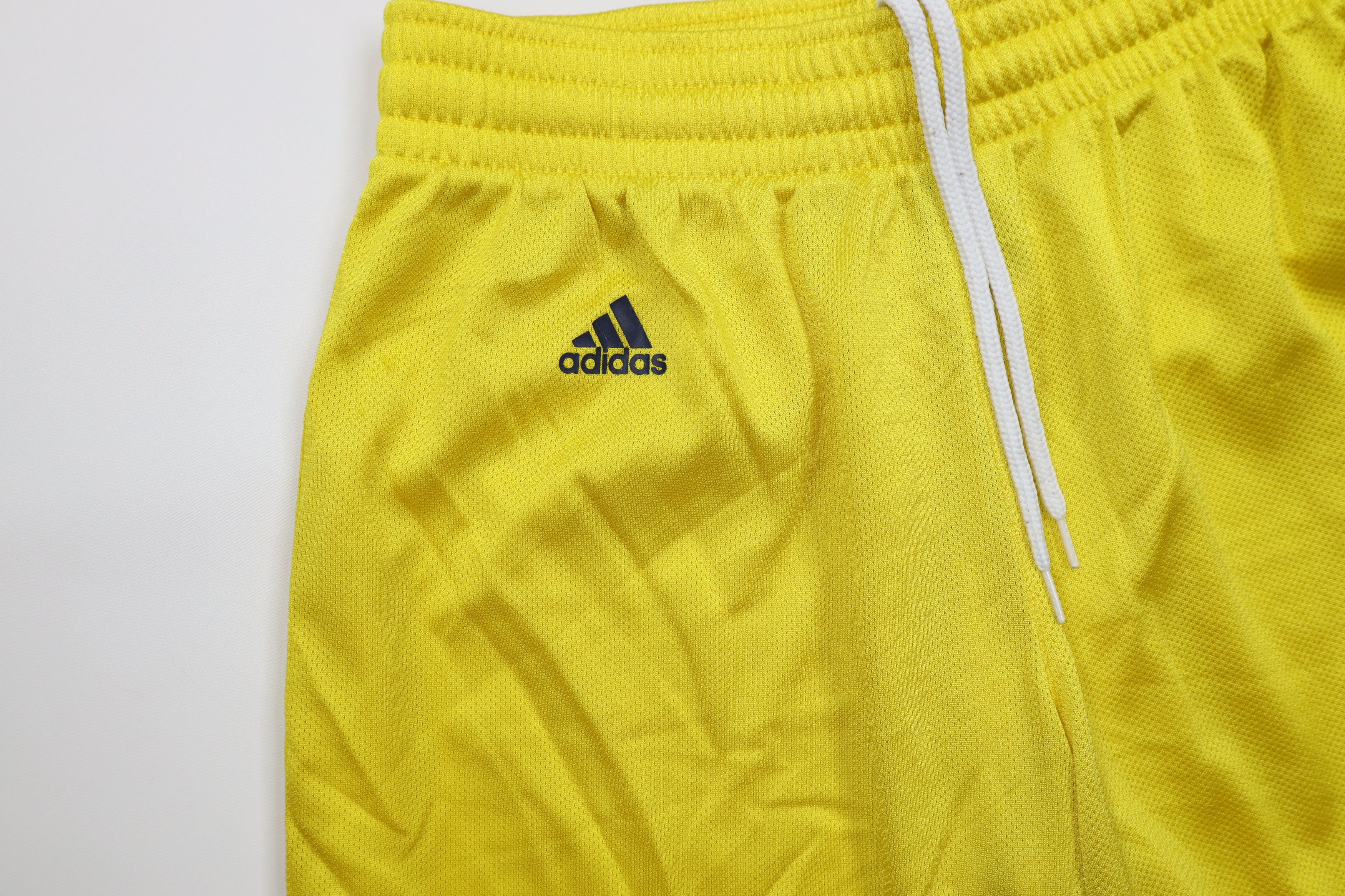 Adidas × Vintage Adidas University of Michigan Basketball Shorts Yellow Size US 34 / EU 50 - 7 Thumbnail