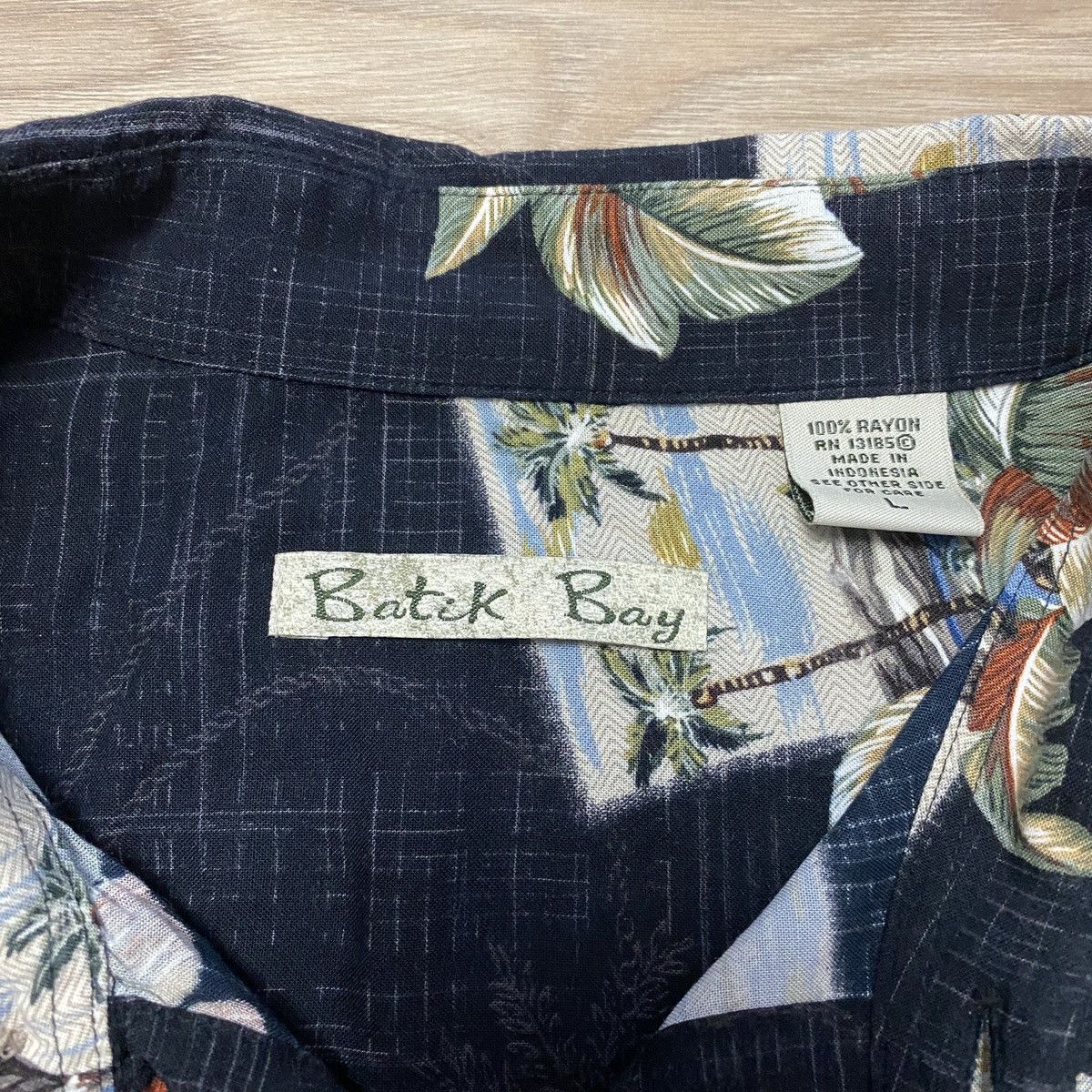 Vintage Batik Bay Hawaiian Postcard Print Floral Shirt Short L Size US L / EU 52-54 / 3 - 5 Thumbnail