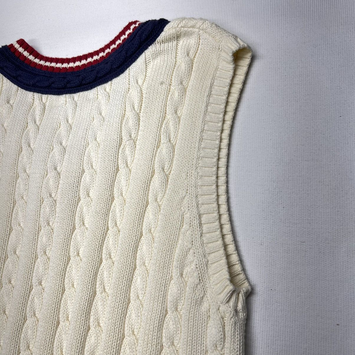 Tommy Hilfiger × Vintage VTG Tommy Hilfiger Sweater Vest White V-Neck Cable Knit Y2K Size US M / EU 48-50 / 2 - 12 Thumbnail