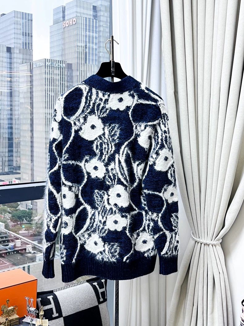 Chanel Chanel Color-matched camellia pattern V-neck long-sleeved Size XS / US 0-2 / IT 36-38 - 3 Thumbnail