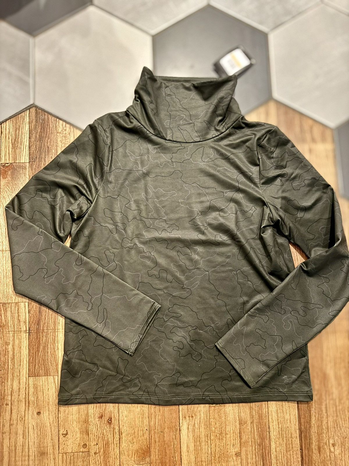 Under Armour Under Armour NWT CW Funnel Neck Camo Green Womens small Size S / US 4 / IT 40 - 1 Thumbnail