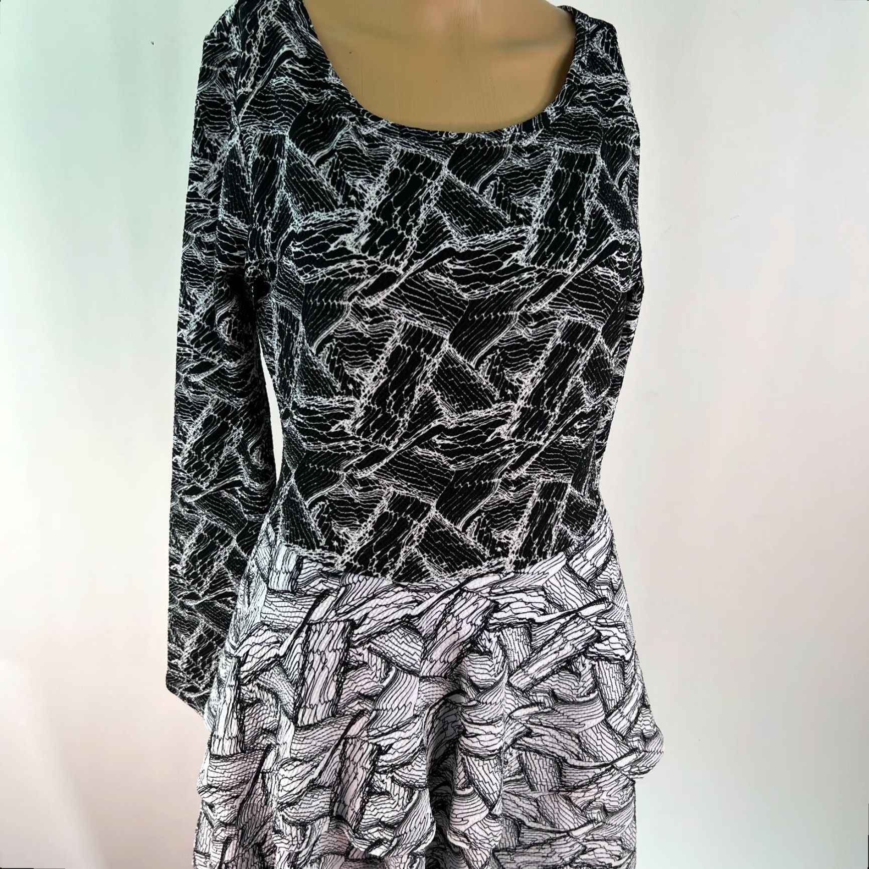 Vintage New Lularoe Womens Georgia Abstract Tiered Stretch Black Fit & Flare Dress Sz M Size M / US 6-8 / IT 42-44 - 2 Thumbnail