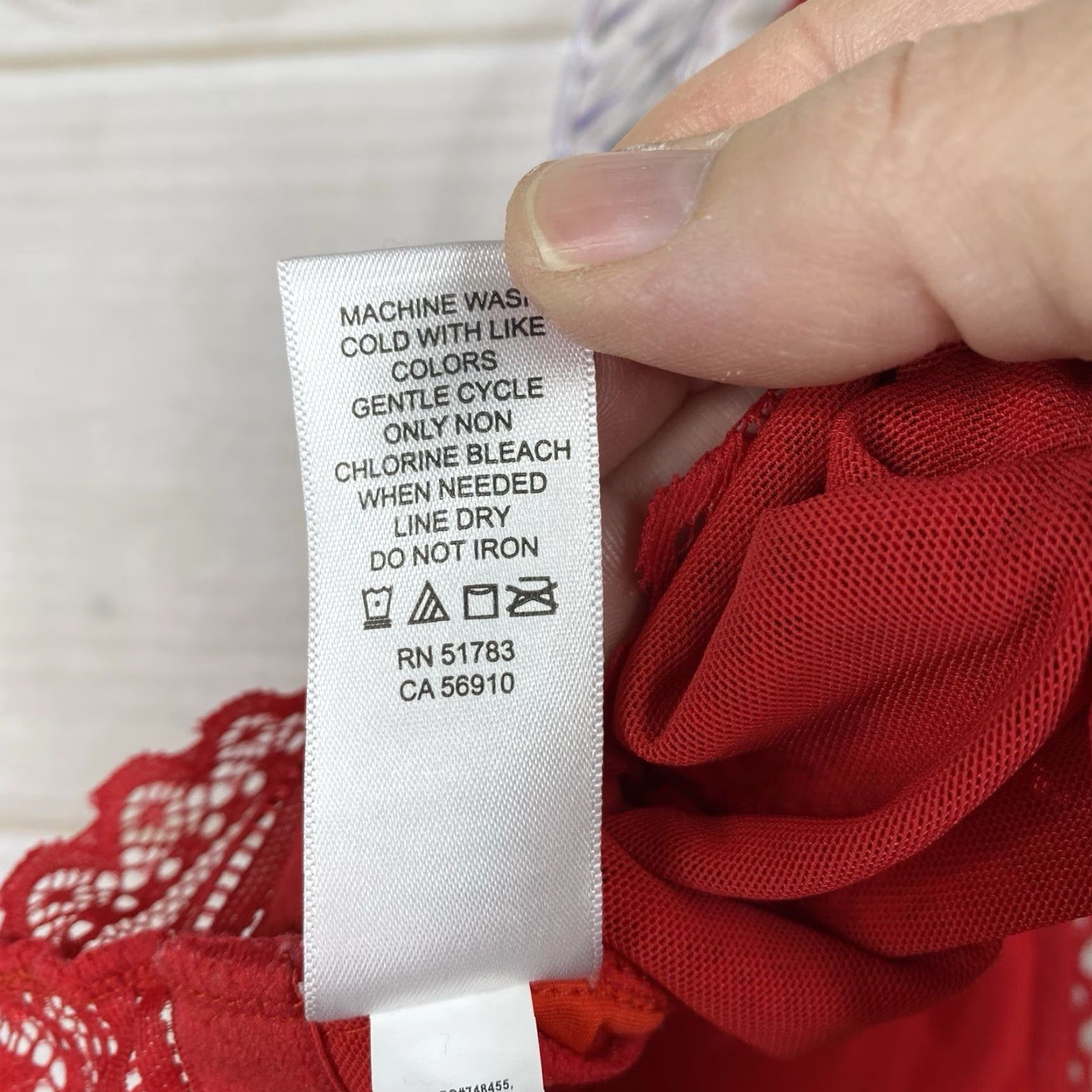 Vintage Maurices Bralette 1X Red Lace Triangle Wide Strap Removable Pads Pullover Wireless Nylon Blend Floral Pattern Shirt? Size ONE SIZE - 8 Thumbnail