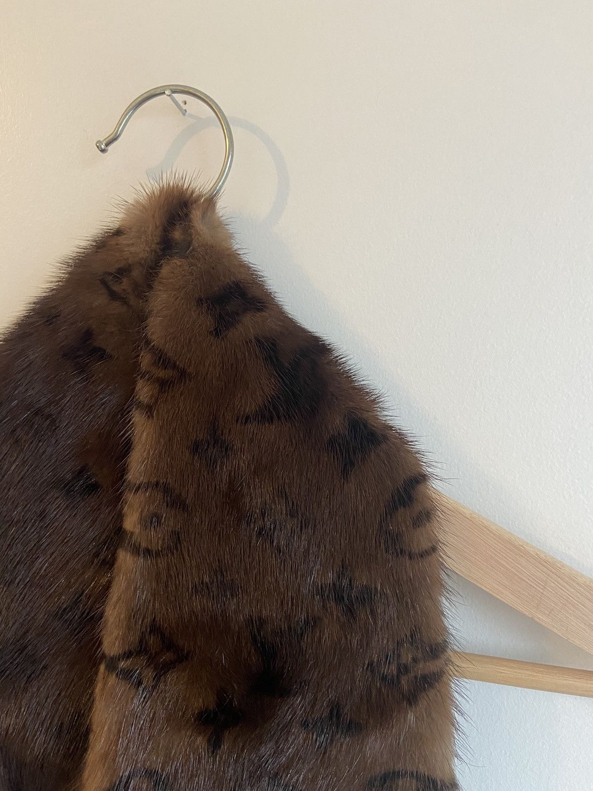 Louis Vuitton Louis Vuitton 2015 Monogram Mink Stole Size ONE SIZE - 6 Thumbnail