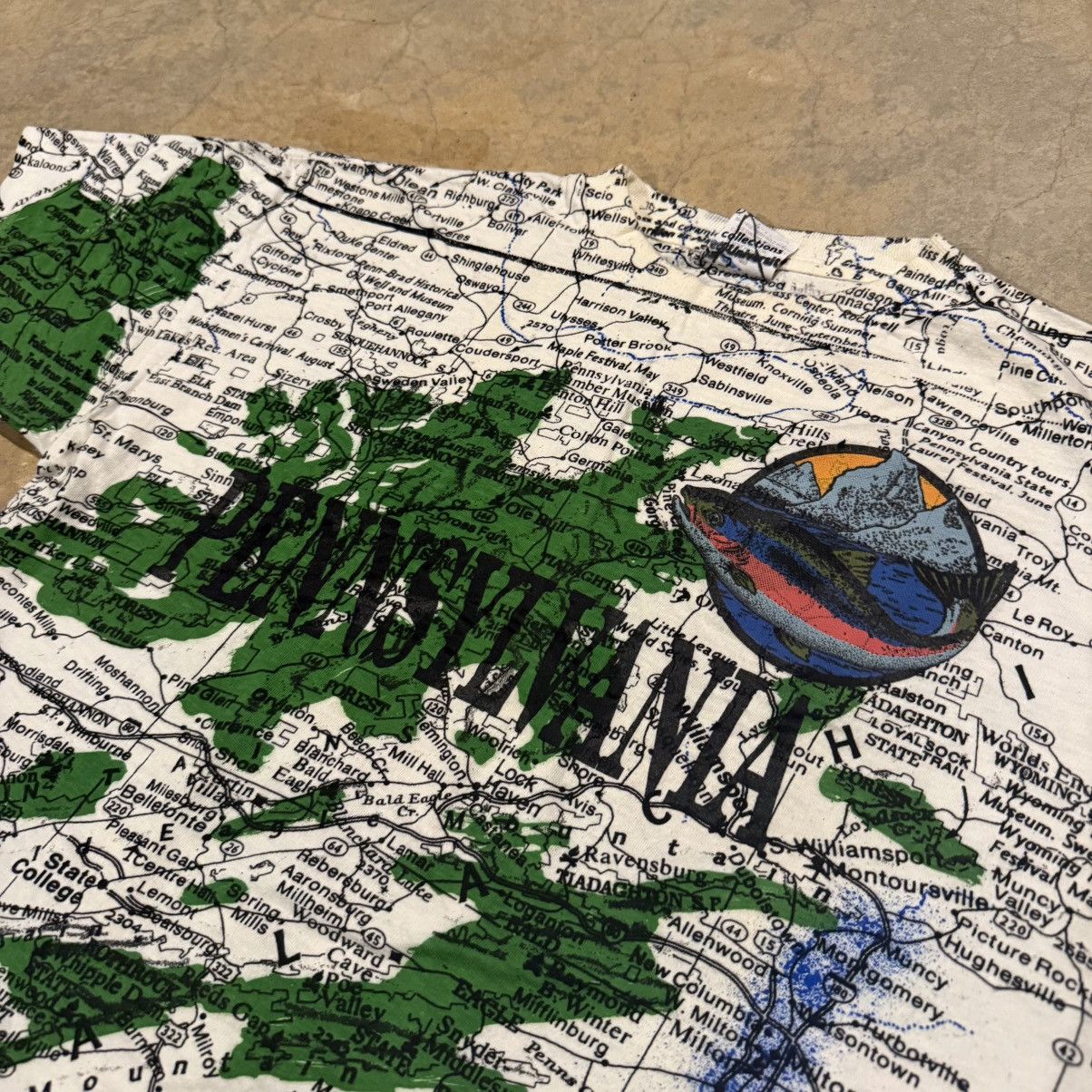 Vintage Vintage 1990s Pennsylvania AOP All Over Print Map Tee Size US L / EU 52-54 / 3 - 4 Thumbnail