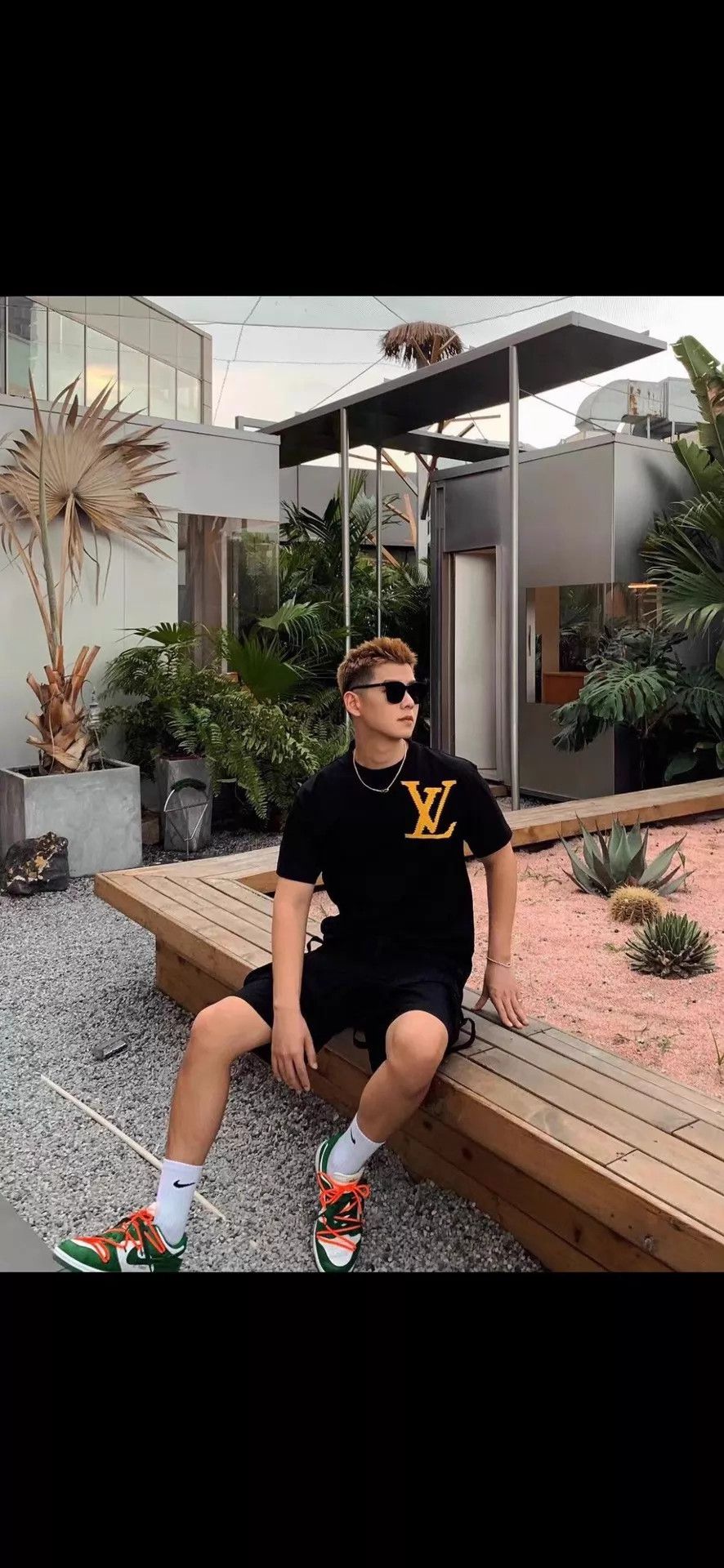 Louis Vuitton LV Black Yellow Block Logo Oversized M Short Sleeve Tee Size US M / EU 48-50 / 2 - 8 Thumbnail