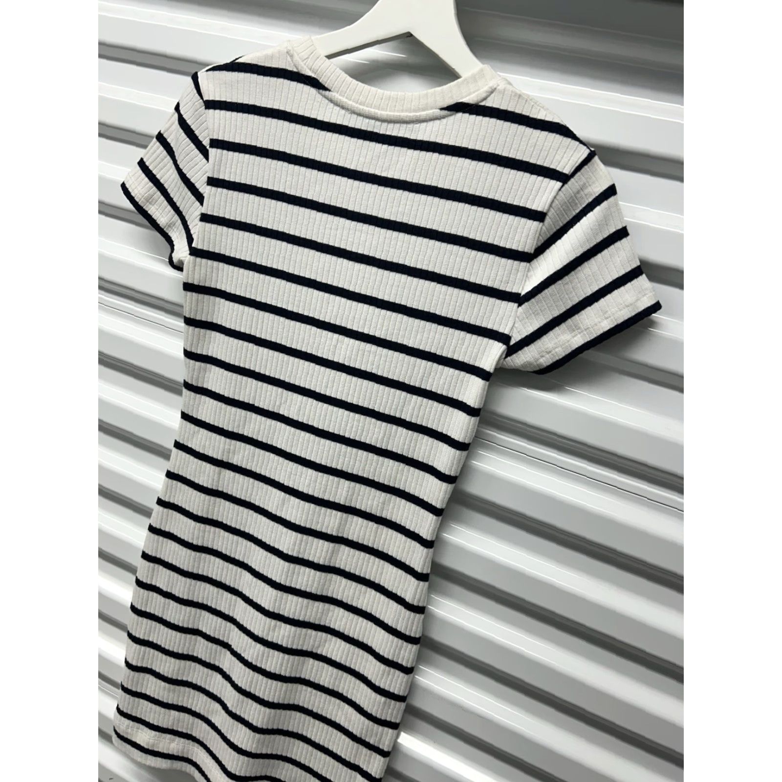 French Connection VINTAGE Women French Connection Sequin Stripe Mini Dress XS Crew Neck Short Sleeve Gold/Navy Satin? Size XS / US 0-2 / IT 36-38 - 6 Thumbnail
