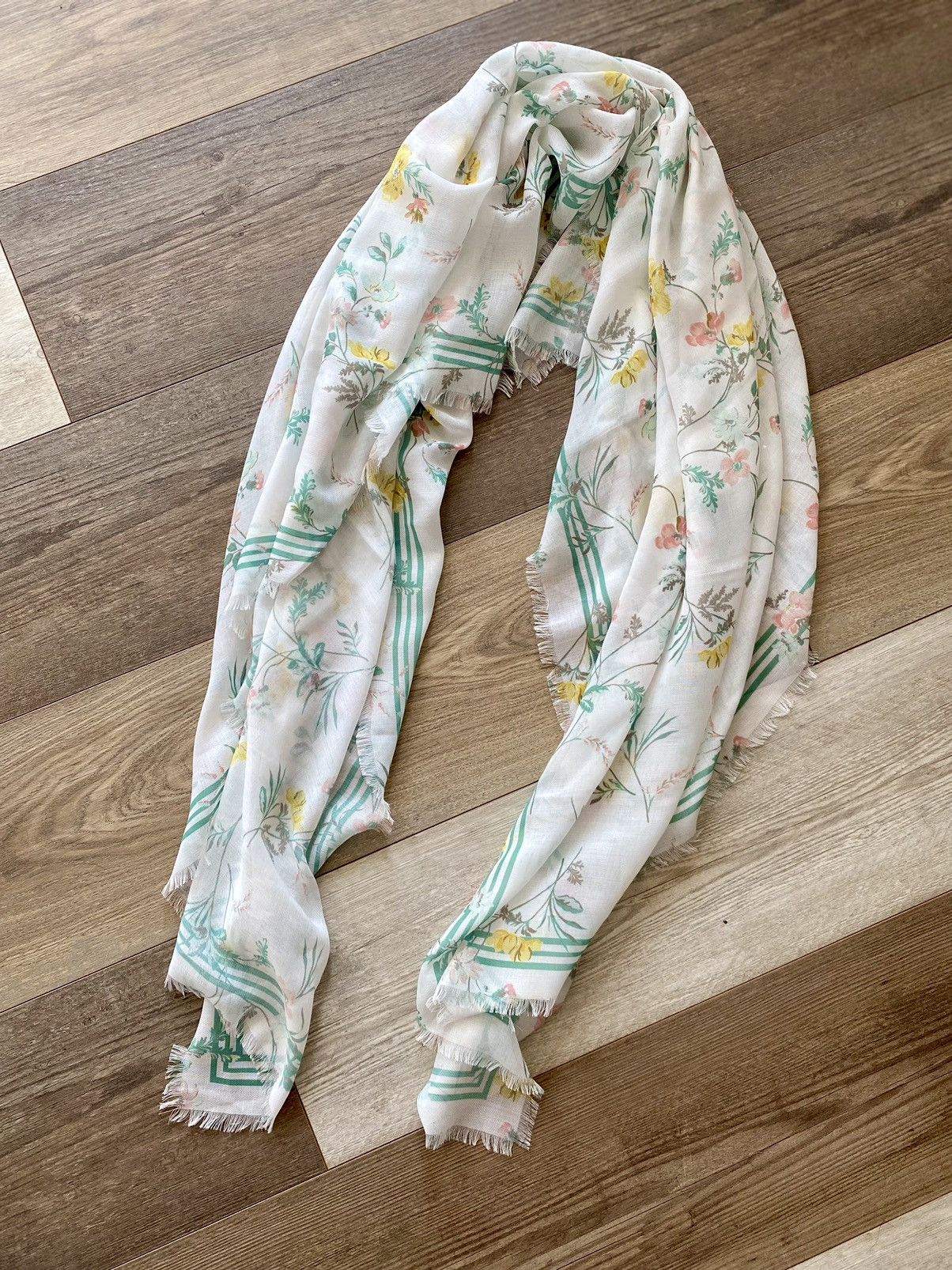 Other BEAUTIFUL VINTAGE LARGE FRAYED FLORAL SHAWL SCARF Size ONE SIZE - 6 Thumbnail