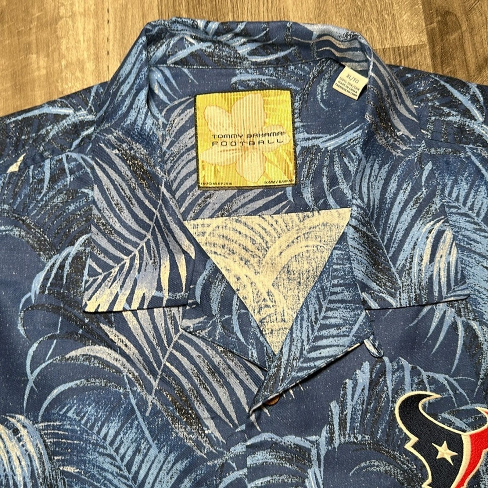 Tommy Bahama Tommy Bahama Football Houston Texans Silk Short Sleeve - XL Size US XL / EU 56 / 4 - 6 Thumbnail