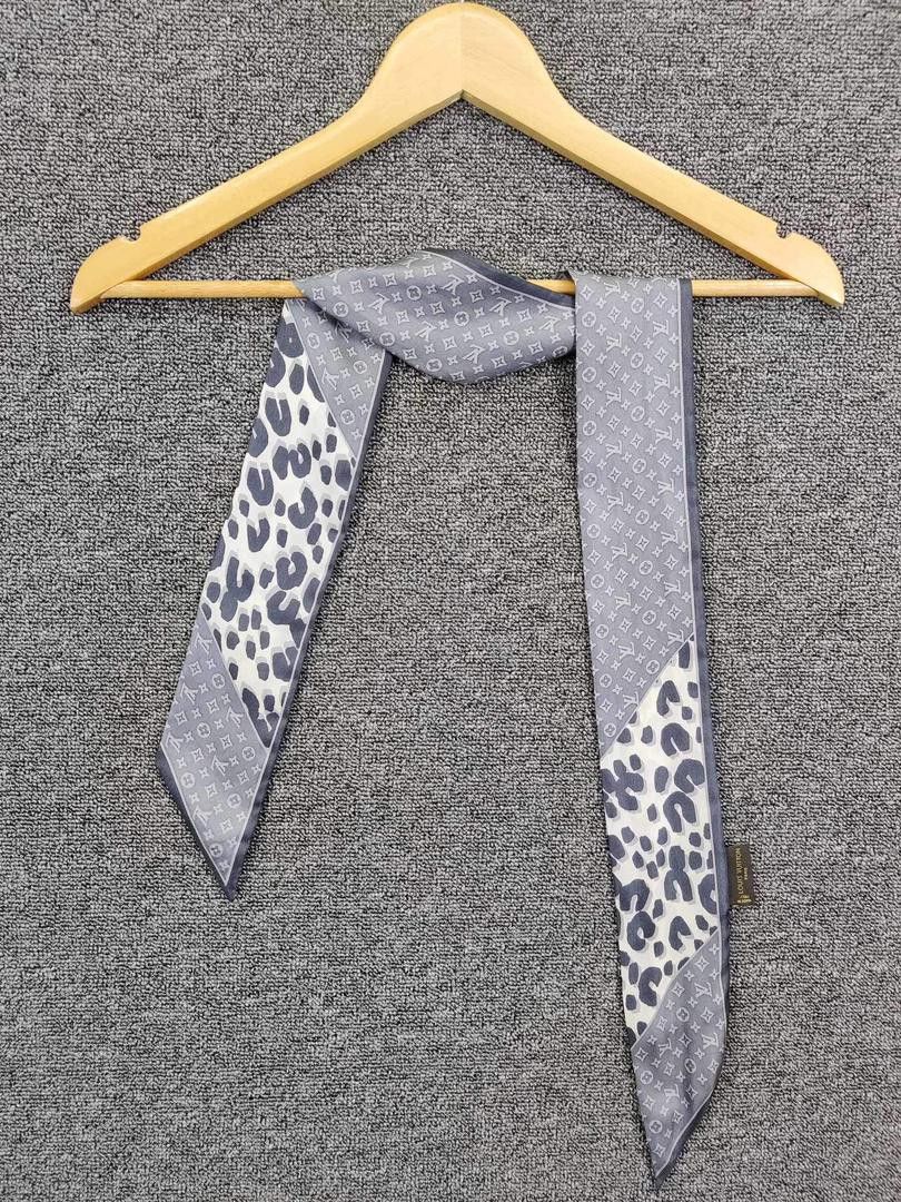 Louis Vuitton Louis Vuitton Monogram Silk Scarf Leopard Size ONE SIZE - 1 Thumbnail