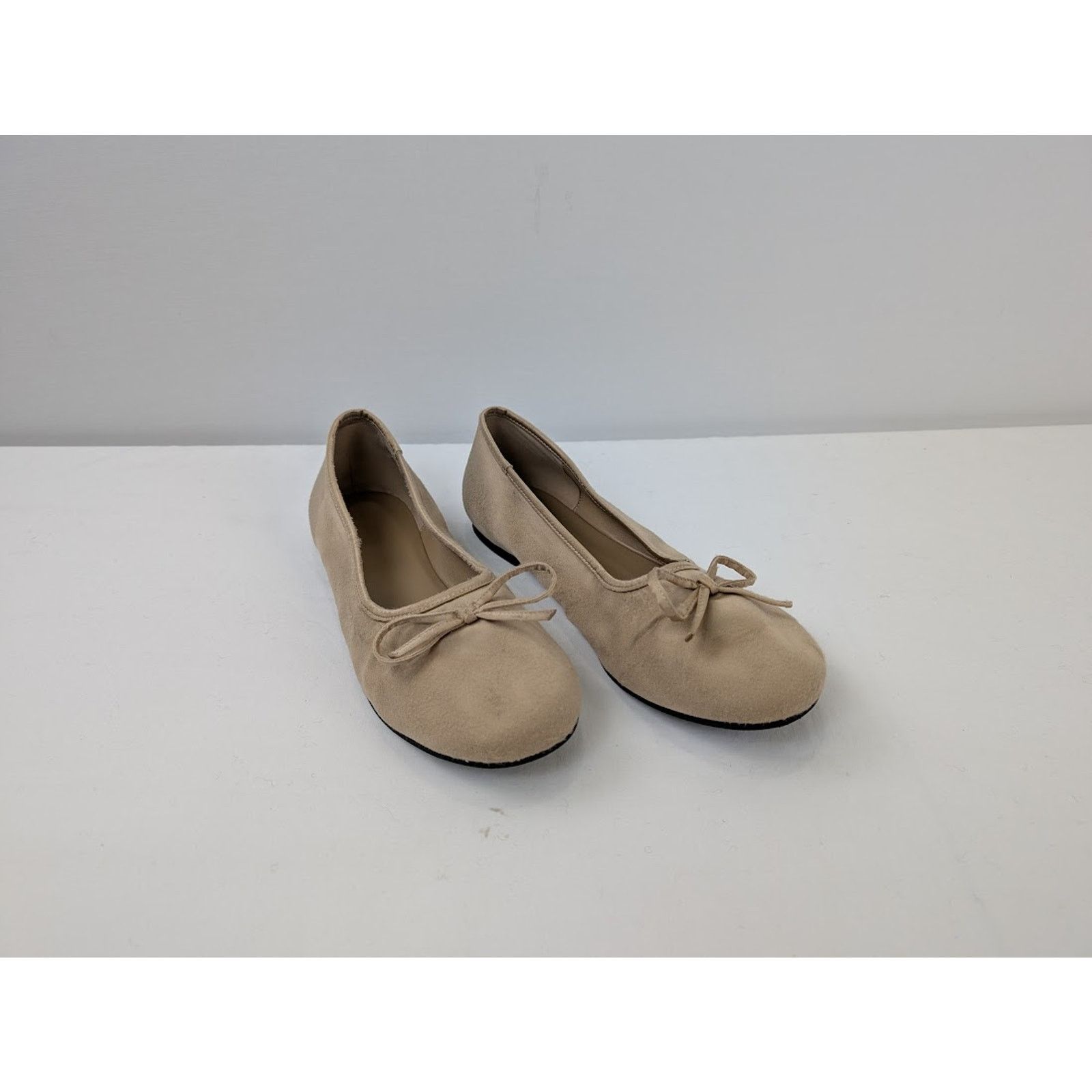 Balenciaga o1rshd1 Leopold Flat Satin Mule Shoe in Light Beige Size US 8 / EU 41 - 7 Thumbnail
