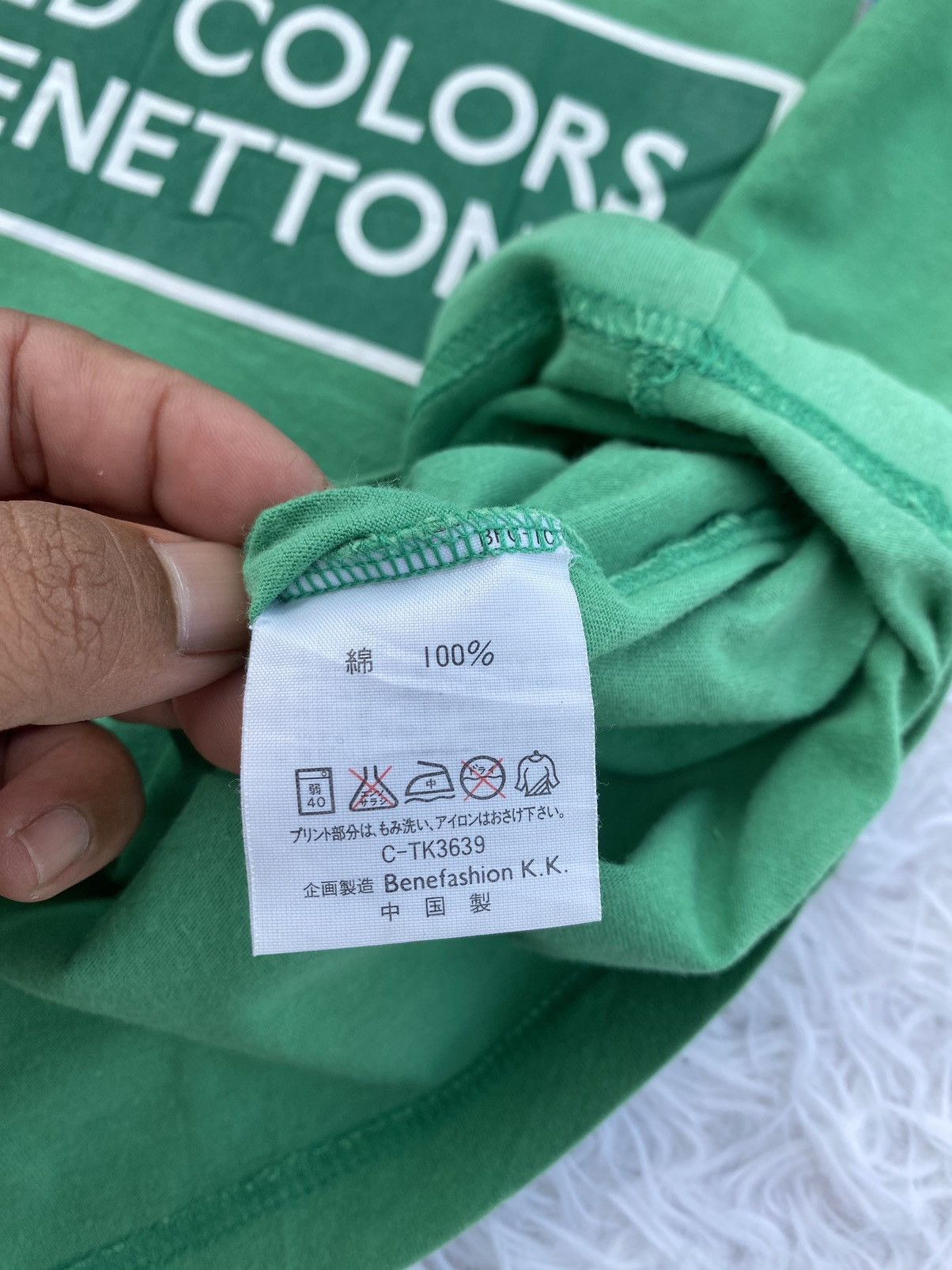 United Colors Of Benetton Rare United Colors of Benetton Spellout Big Logo Tshirt Size US L / EU 52-54 / 3 - 11 Thumbnail