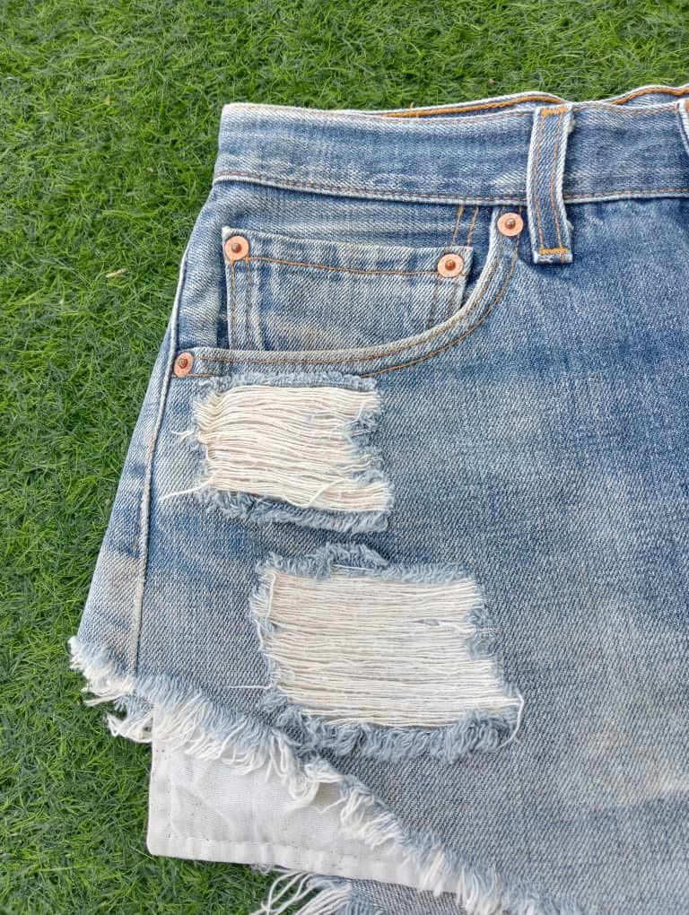 Levi's VINTAGE LEVI’S 501 BUTTON 555 SHORT JEANS Size US 31 - 4 Thumbnail