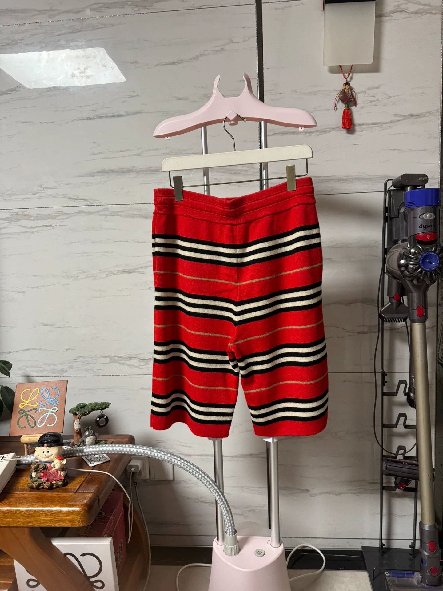 Burberry Burberry short like new with minor juice stain Size US 34 / EU 50 - 2 Thumbnail