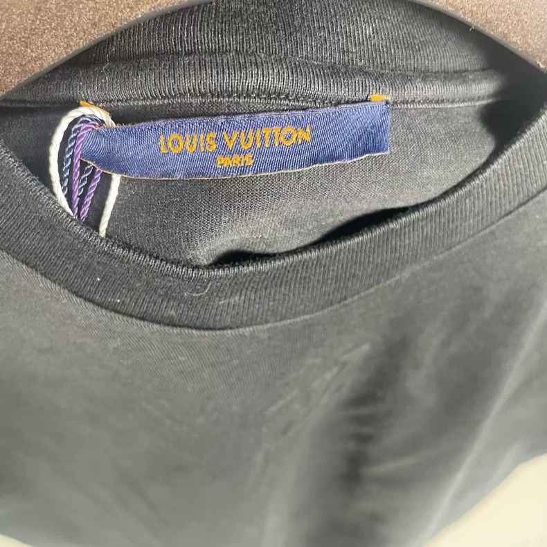 Louis Vuitton Louis Vuitton Black embossed logo short sleeve Size US S / EU 44-46 / 1 - 4 Thumbnail