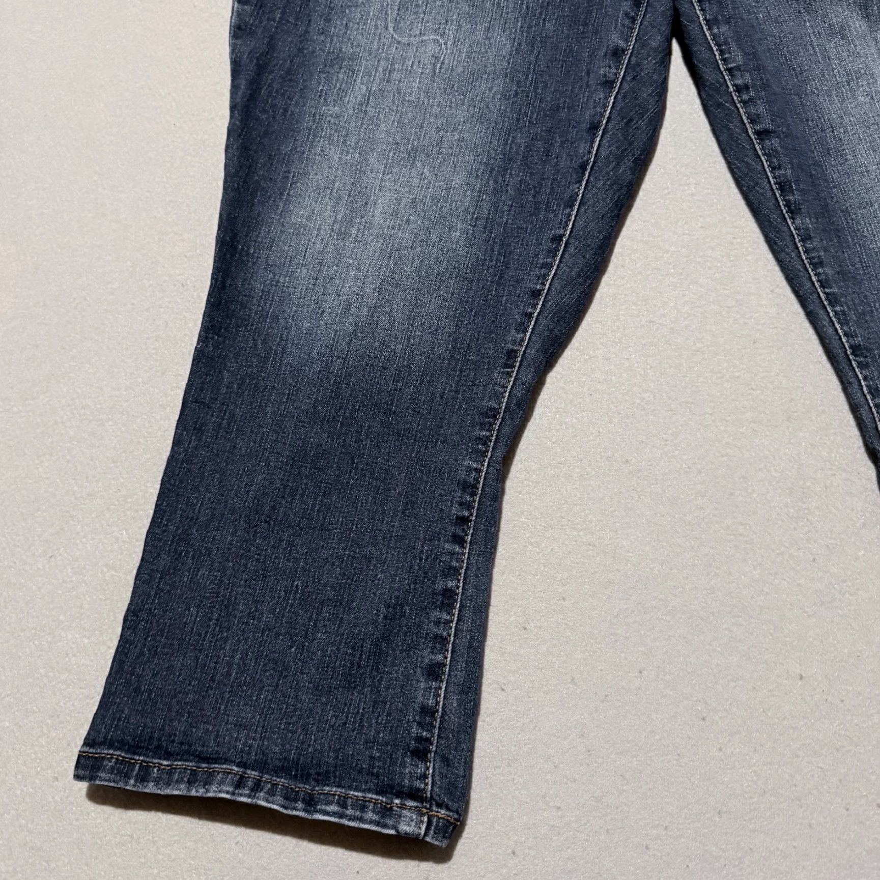 Lee Lee Women Jeans Capri Blue Mid-Rise 18 Regular Capri Jeans Ultra Lux Flex Motion Size 40" / US 18 - 5 Thumbnail
