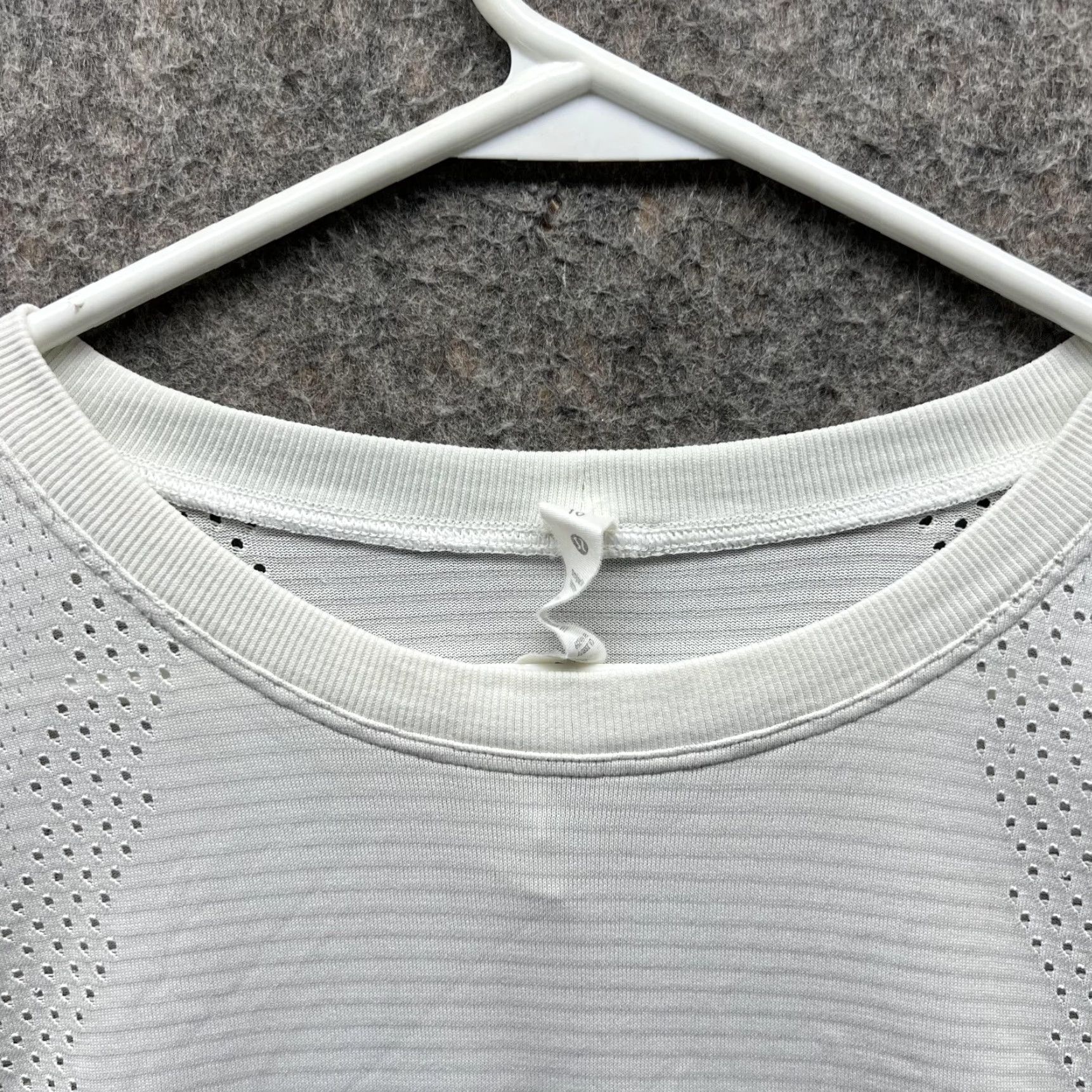 Lululemon Lululemon Shirt Women 10 White T-Shirt Polyester Crewneck Short Sleeve Casual Tee Modern Basic Mens Womens Girls Boys Size L / US 10 / IT 46 - 5 Thumbnail