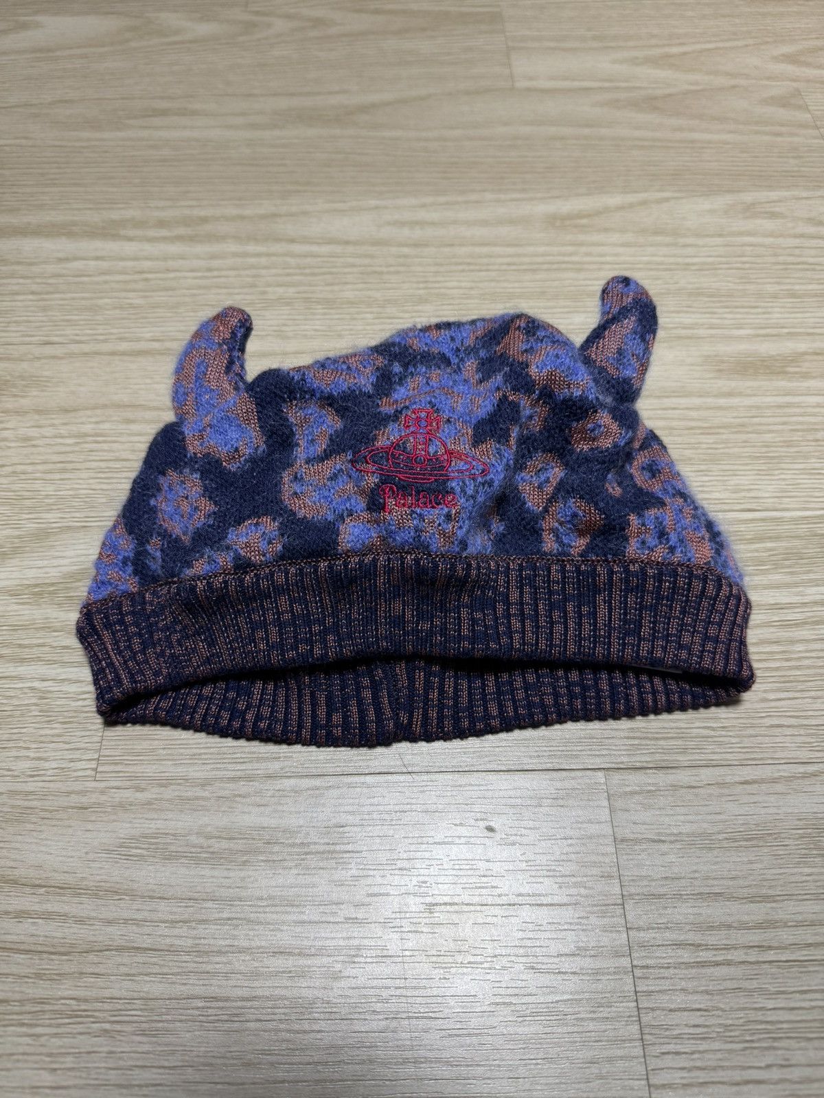 PALACE VIVIENNE KNIT HOOD PINK LEOPARD Palace Vivienne Westwood