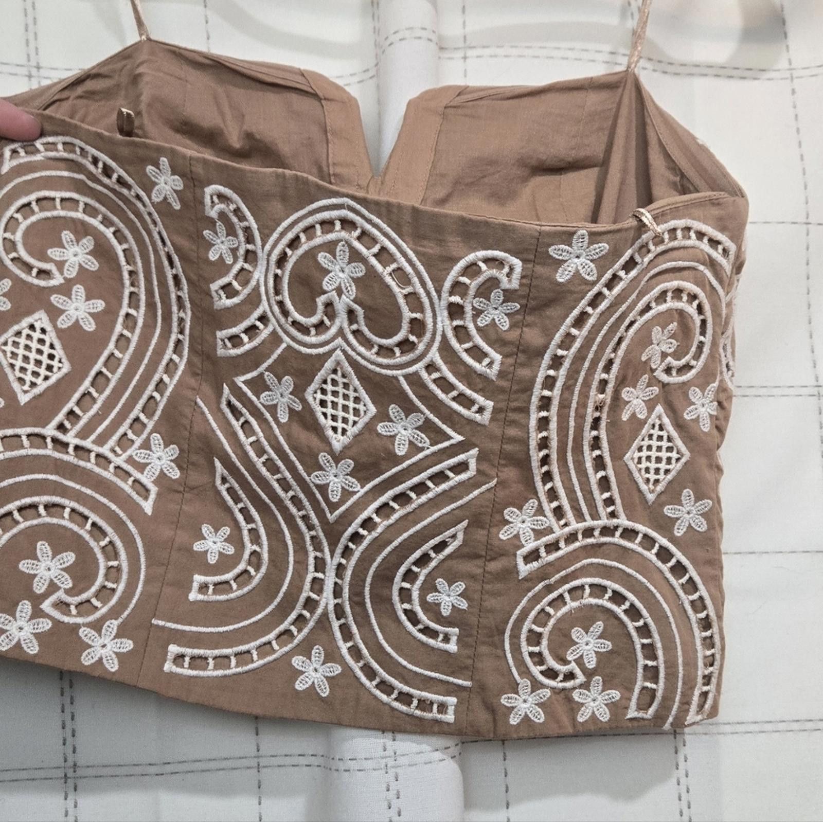 Express Express Embroidered Eyelet V-Wire Tube Top Size XS / US 0-2 / IT 36-38 - 4 Thumbnail