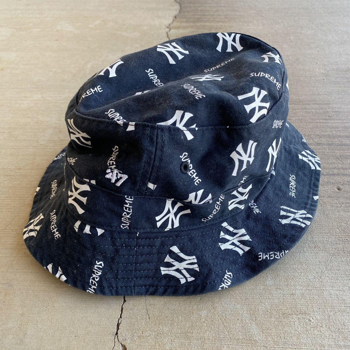 47 Brand × New York Yankees × Supreme Supreme New York Yankees Bucket Hat Navy Blue 2015 M/L Size ONE SIZE - 3 Thumbnail