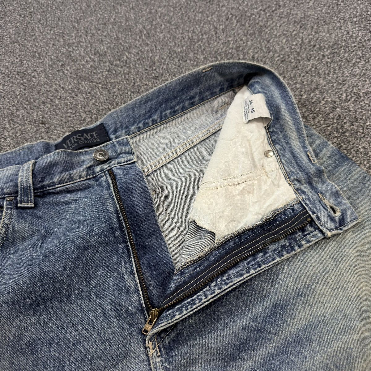 Versace Jeans Couture Vintage 90s Baggy Fit Versace Heavy Fade Denim Made in Italy Size US 34 / EU 50 - 14 Thumbnail