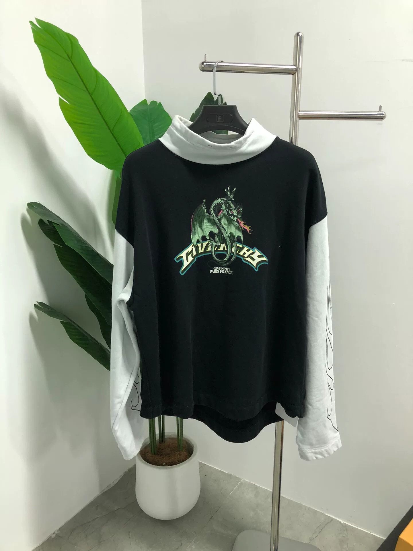 Givenchy Givenchy Long Sleeve Dragon Logo Sweatshirt Size US XXL / EU 58 / 5 - 1 Thumbnail
