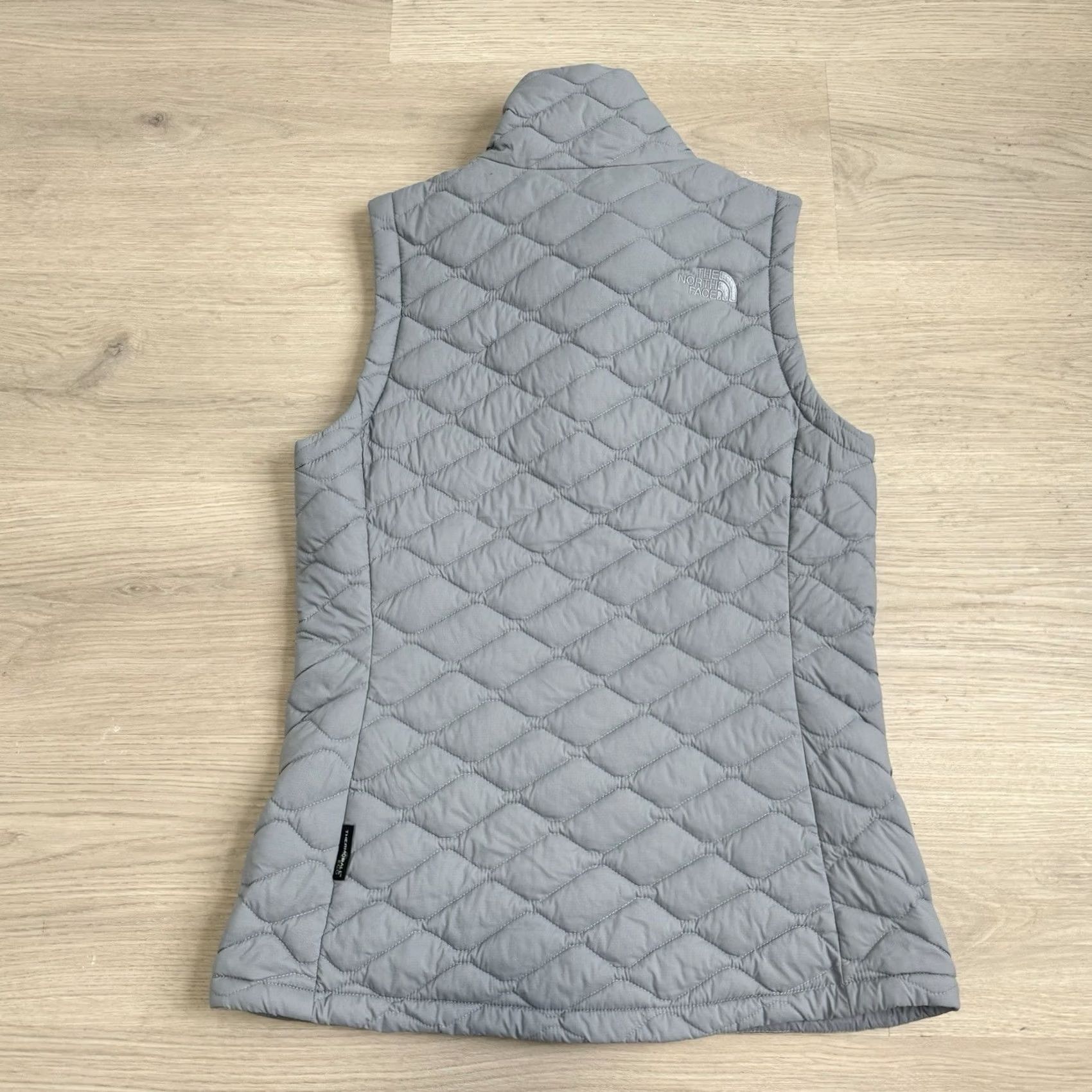 The North Face VINTAGE The North Face Quilted Thermoball Eco Puffer Vest Sleeveless Jacket Womens XS Gray Quilted Puffer Thermoball Womens XS Size XS / US 0-2 / IT 36-38 - 2 Thumbnail