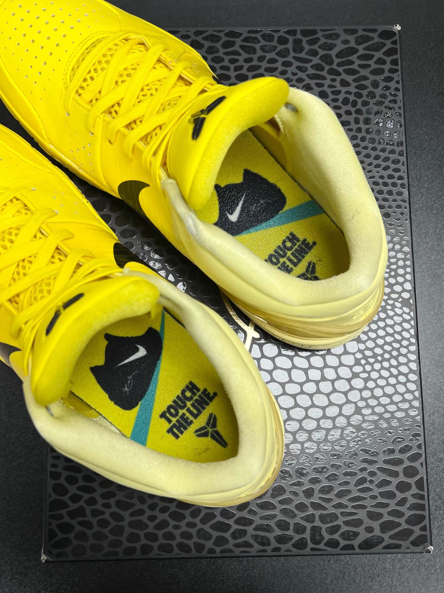 Nike NIKE ZK4 CHB Kobe Yellow Basketball Shoes K15 Size US 11 / EU 44 - 3 Thumbnail