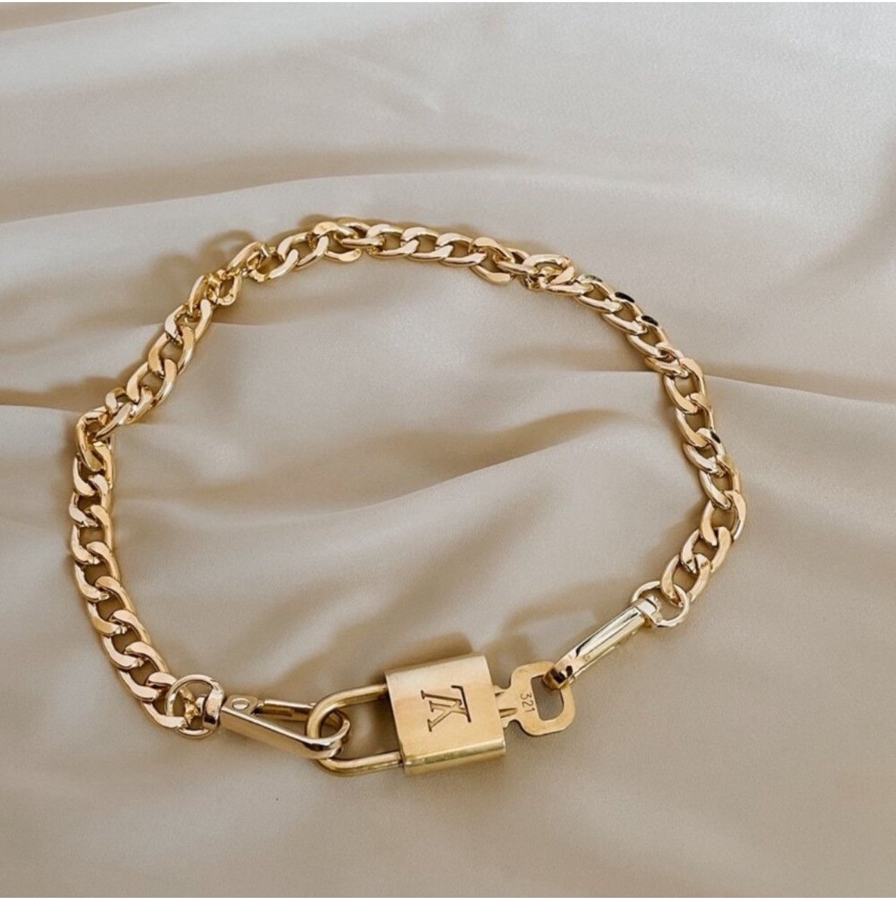 Louis Vuitton Louis Vuitton Lock n key with a Generic Chain Size ONE SIZE - 4 Thumbnail