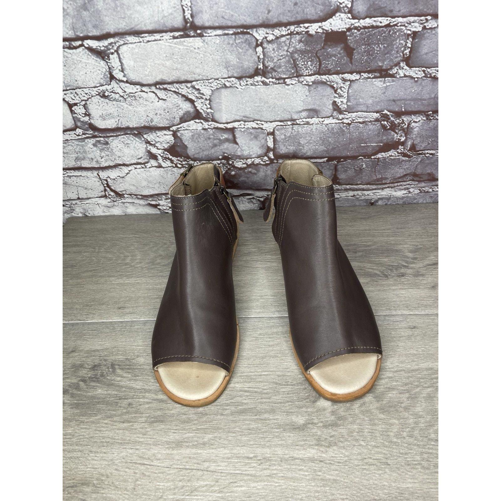 Anthropologie Anthropologie GeeWawa Taupe Leather Side Zip Flat Sandals Wo Size US 9 / IT 39 - 16 Thumbnail